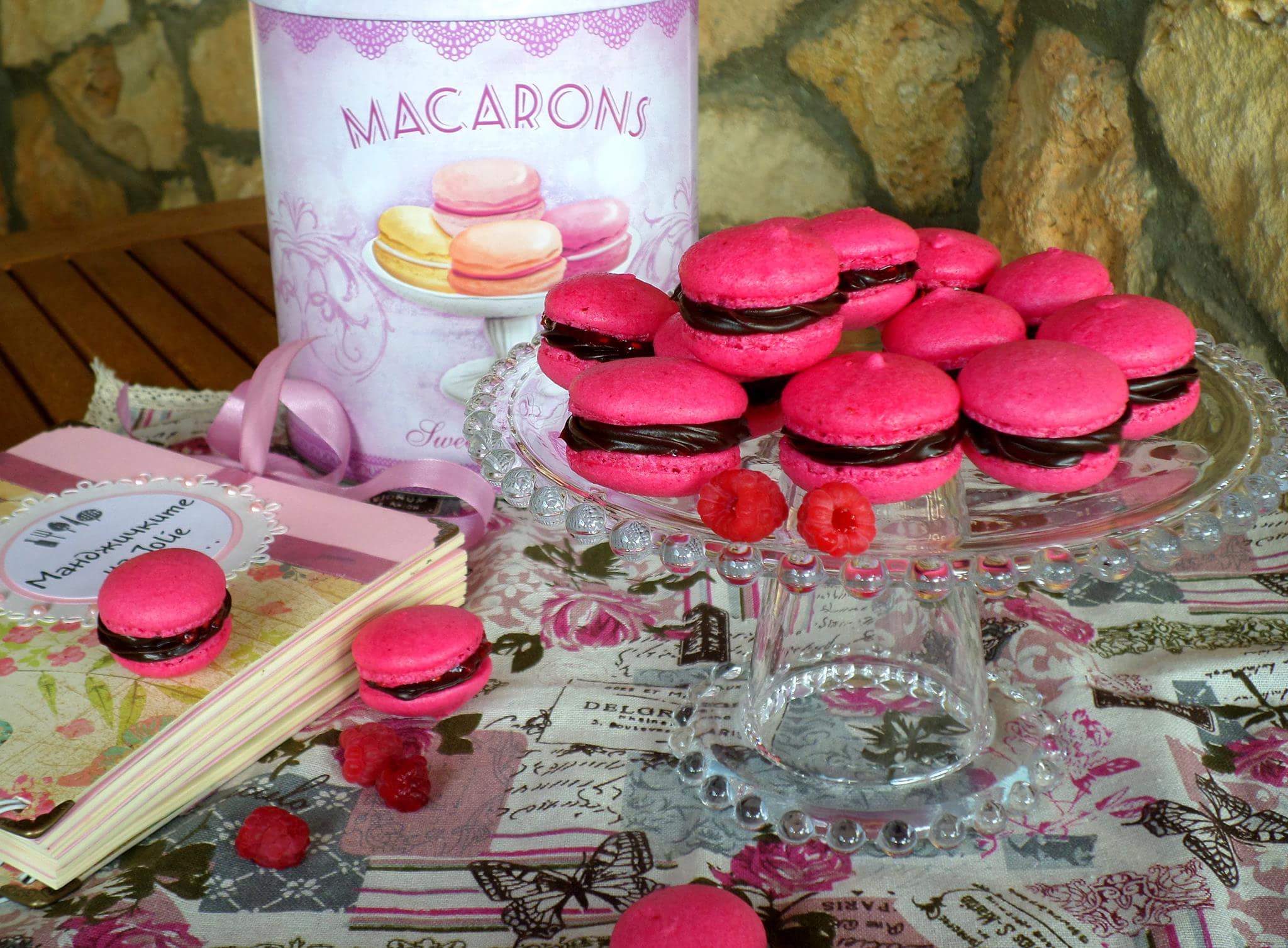 Френски макарони с малини и черен шоколад