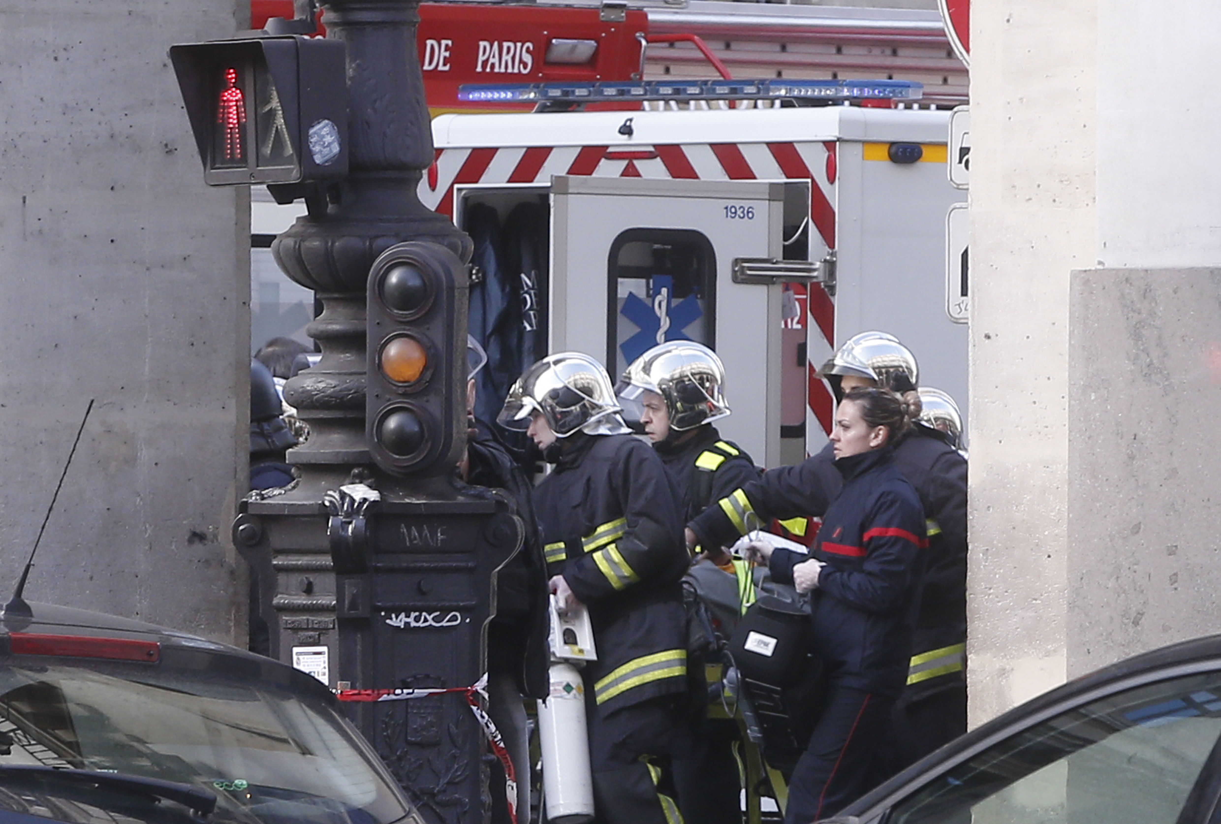 Кола се вряза в група военни в Париж, има 6 ранени