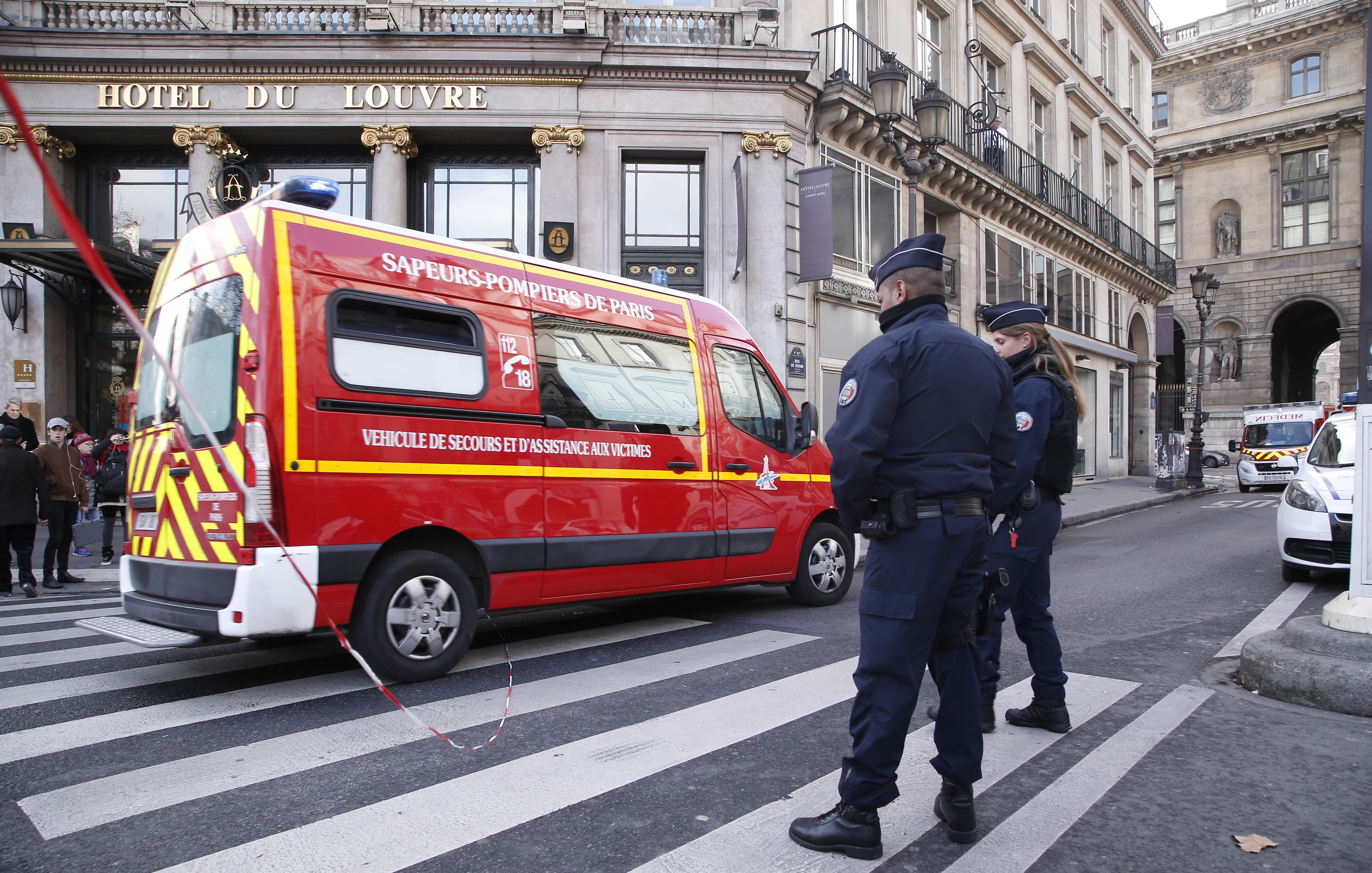 Френски полицаи след въоръжената атака в Лувъра