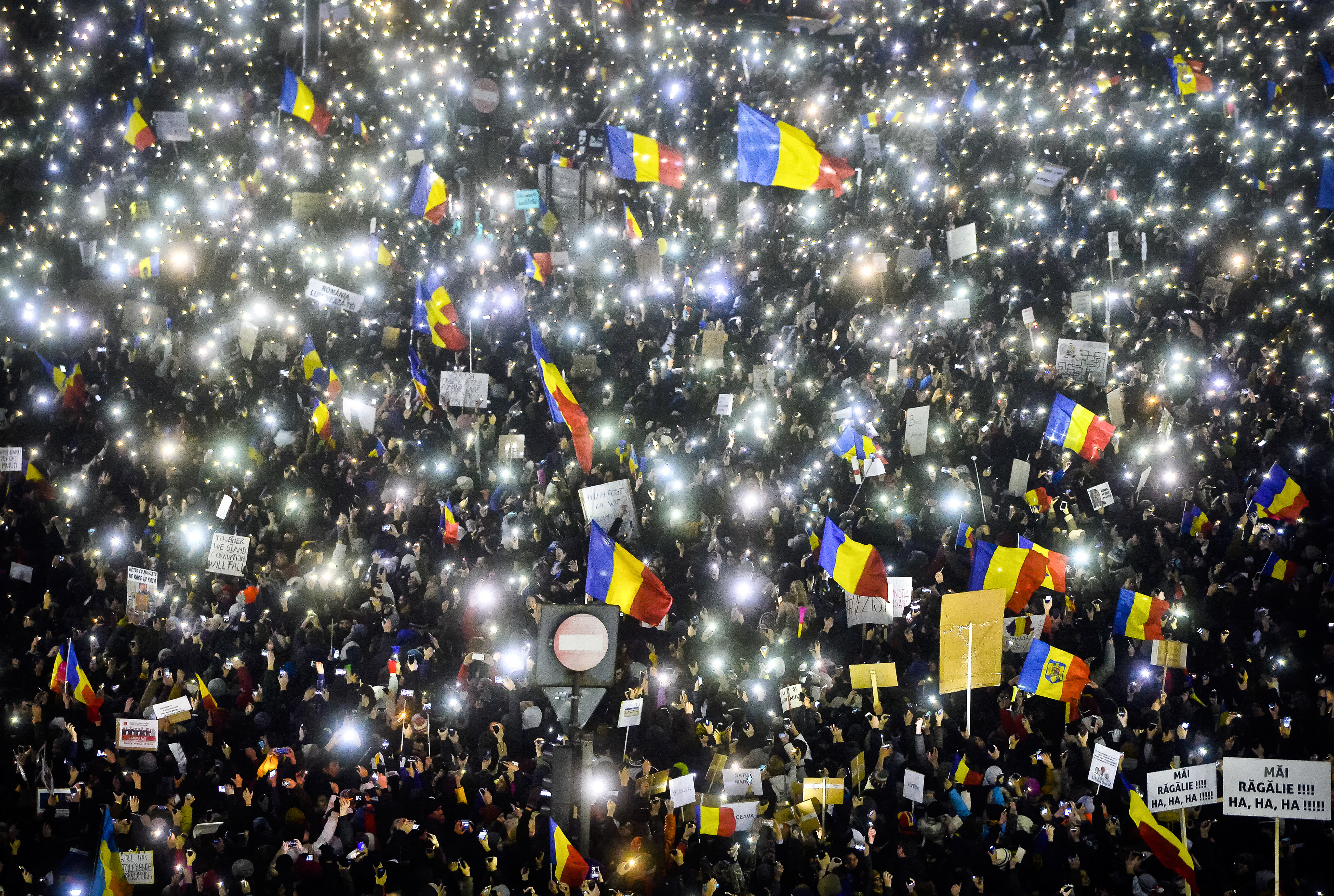 Стотици хиляди румънци протестират пред сградата на парламента