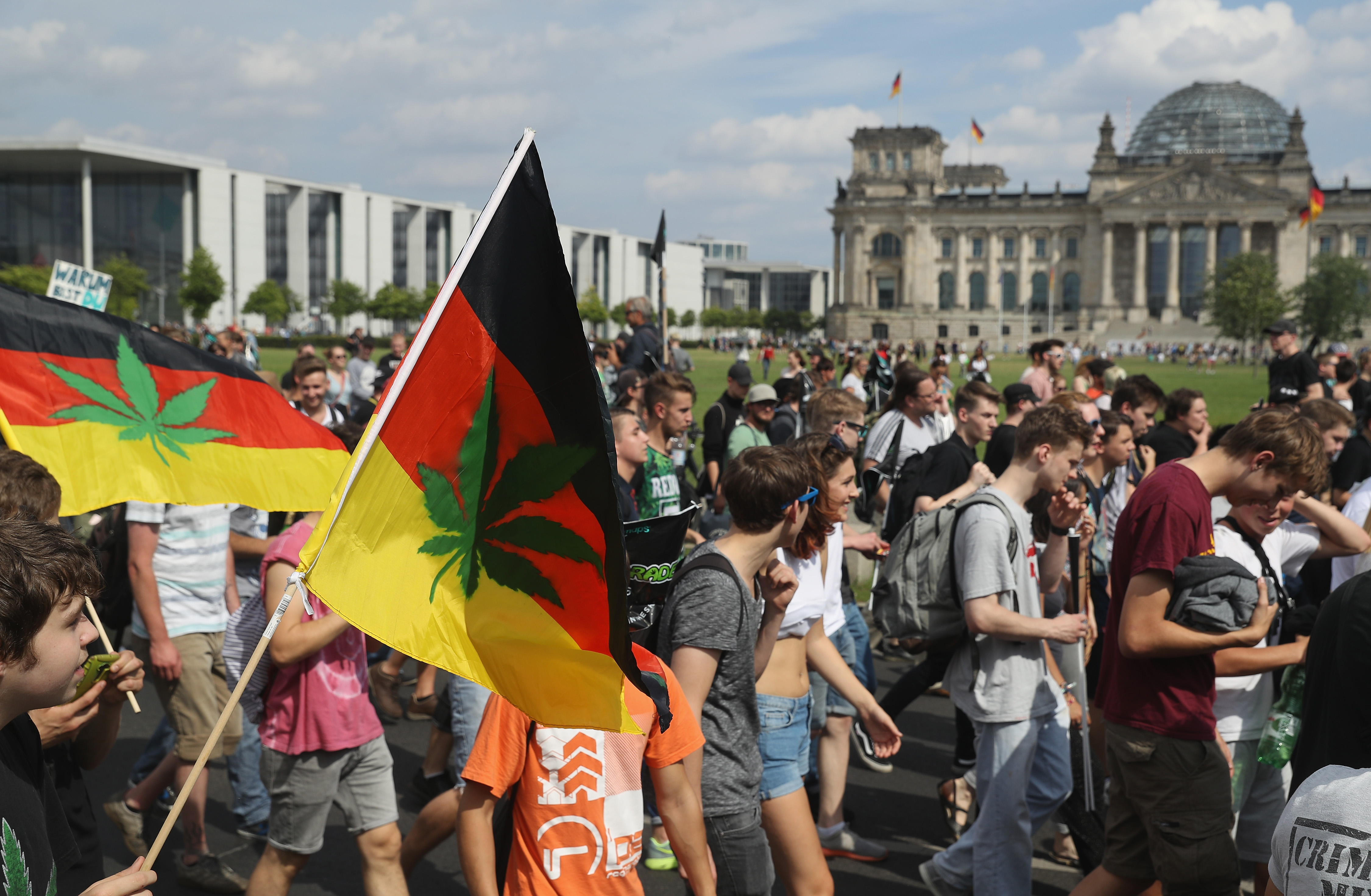 Германия пусна обява: Търсят се държавни дилъри на марихуана
