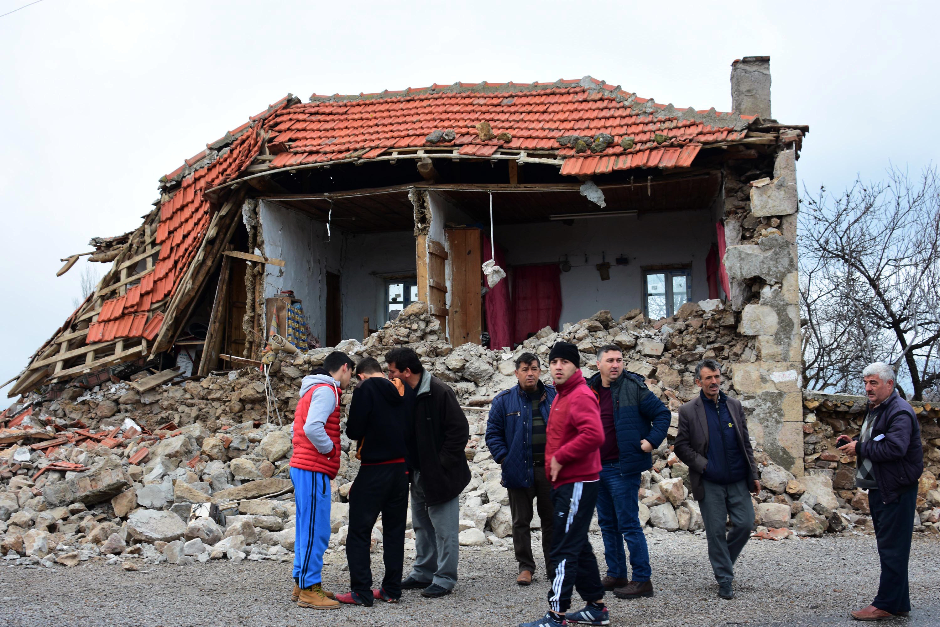 Порутена къща в с. Юкаръкьой след земетресенията в Турция на 6 февруари 2017 г.