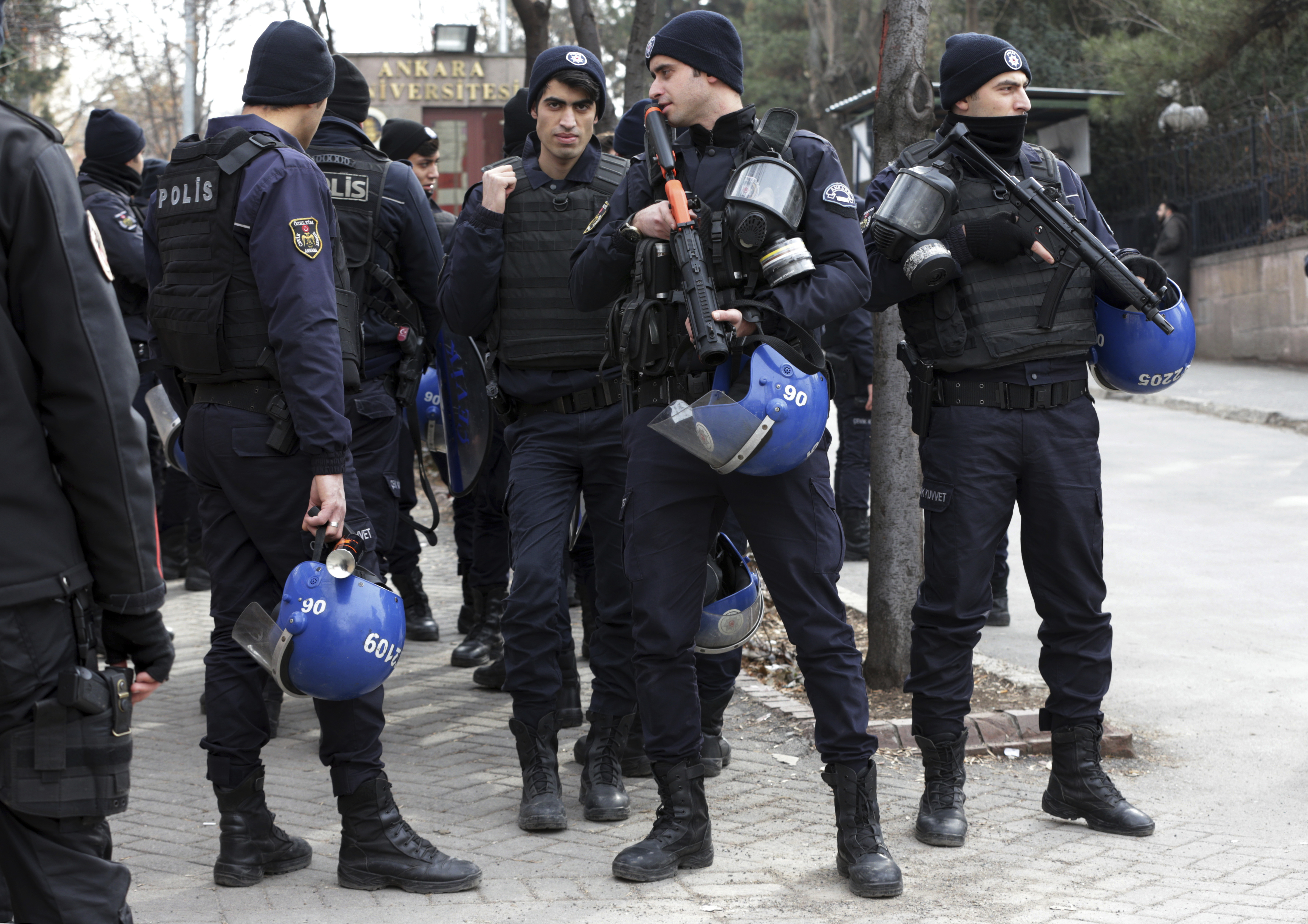 Турски полицаи около университета в Анкара, където демостранти протестираха против поредните масови уволнения (8.02.2017)
