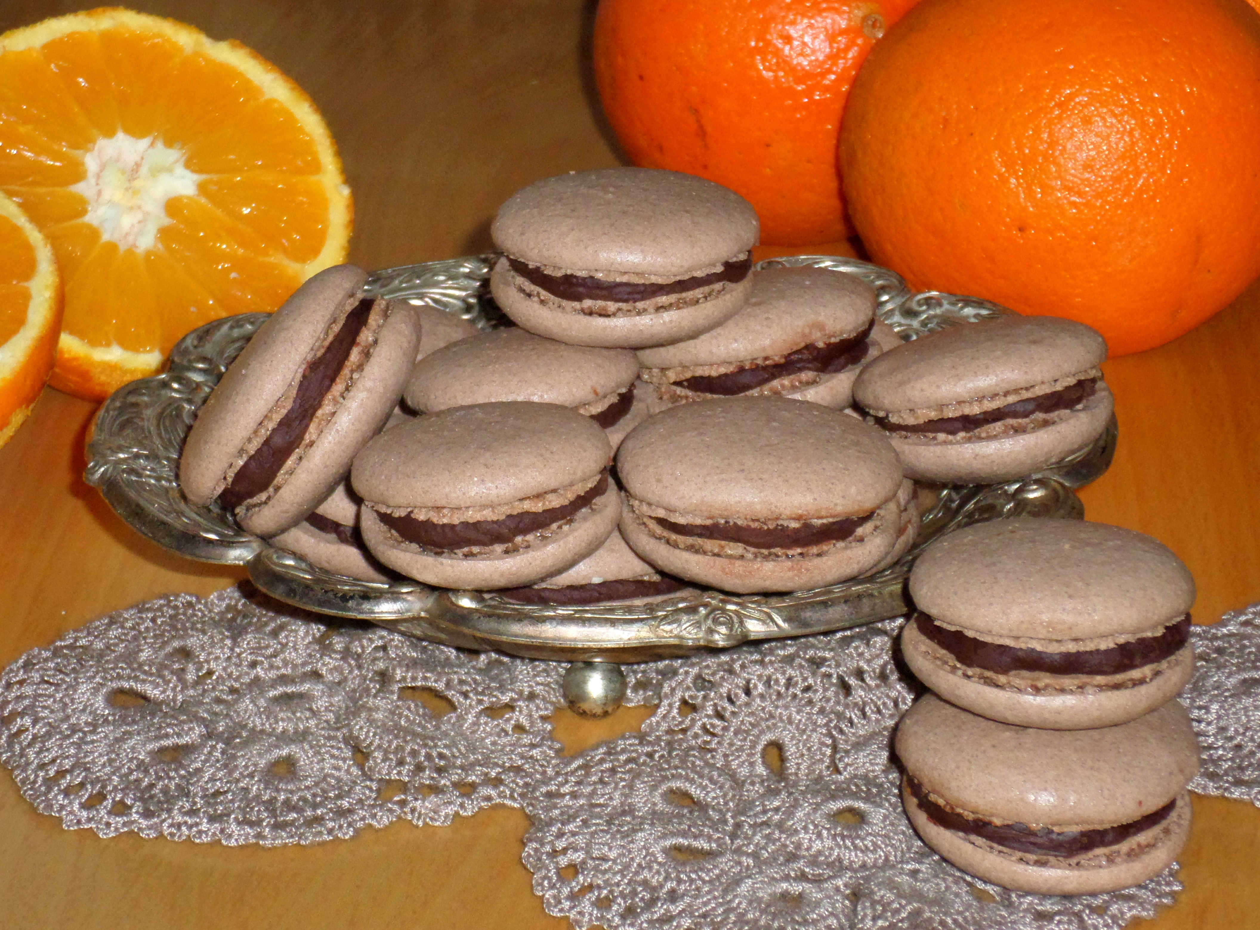 Френски макарони с шоколад и портокал