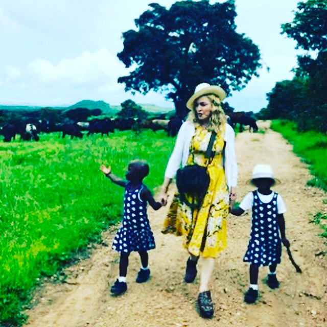 Мадона с осиновените близначки от Малави Естер и Стела