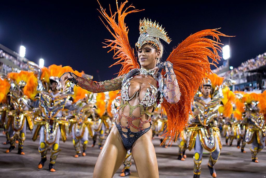Централното събитие на карнавала в Рио де Жанейро е конкурсът-парад на школите по самба