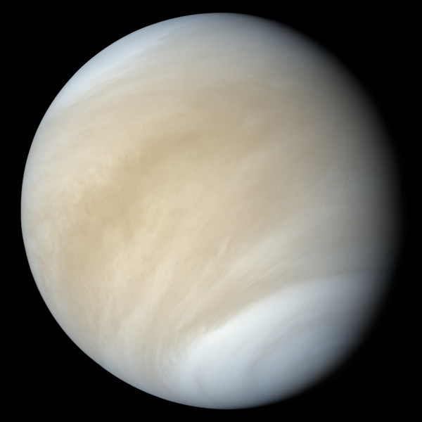 Венера е обгърната от плътна атмосфера, създаваща огромно налягане и парников ефект (по-контрастна снимка)