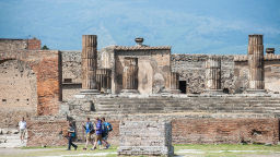 Домът на целомъдрените любовници, съхранен под пепелта на Везувий, отново отваря в Помпей