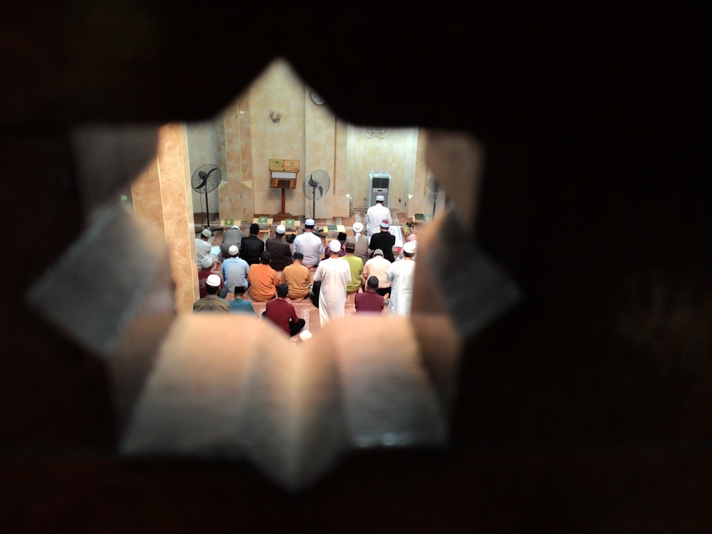 Мюсюлмани на сутрешна молитва в джамията