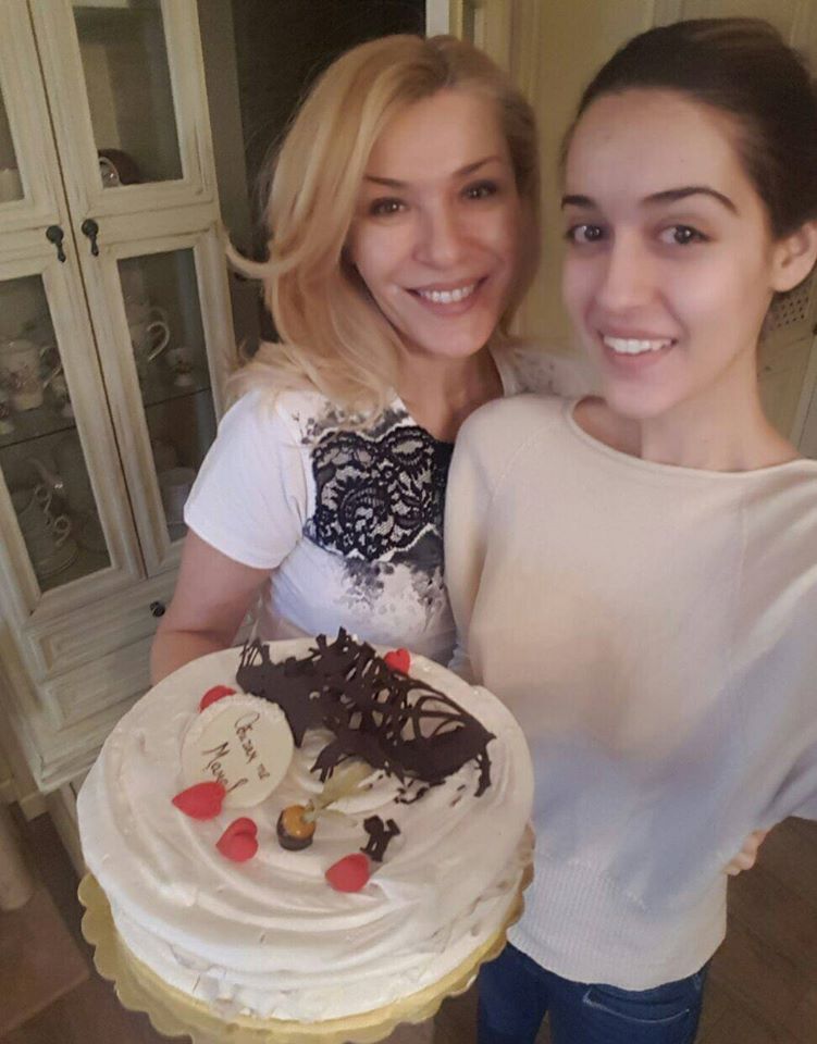 Гала с дъщеря си Мари и тортата за 50-ия рожден ден на водещата