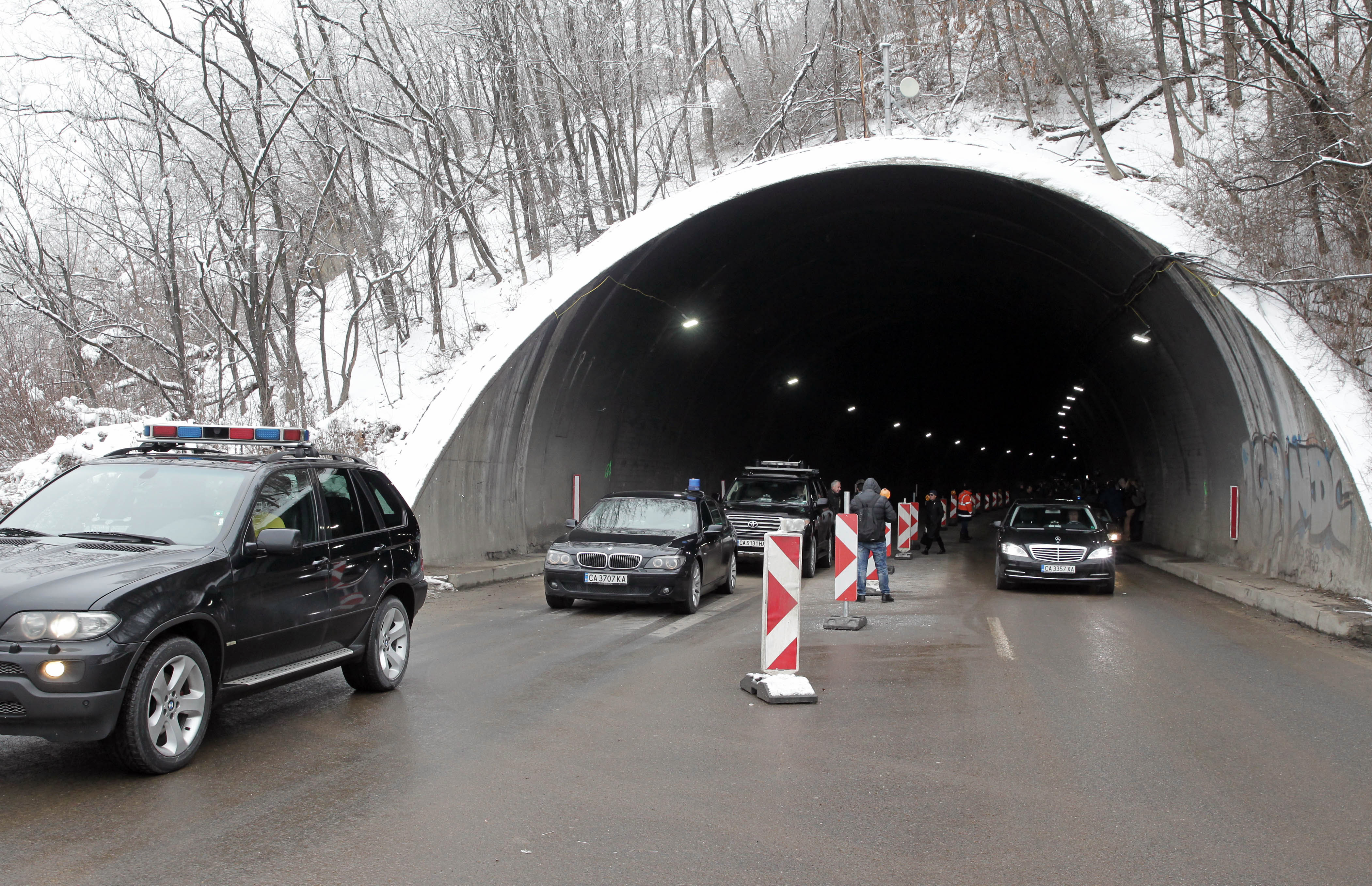 Старата осветителна конструкция на тунела е сменена