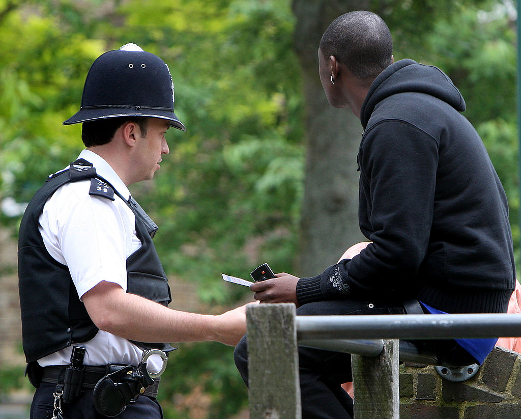 Британски полицай проверява документите на имигрант