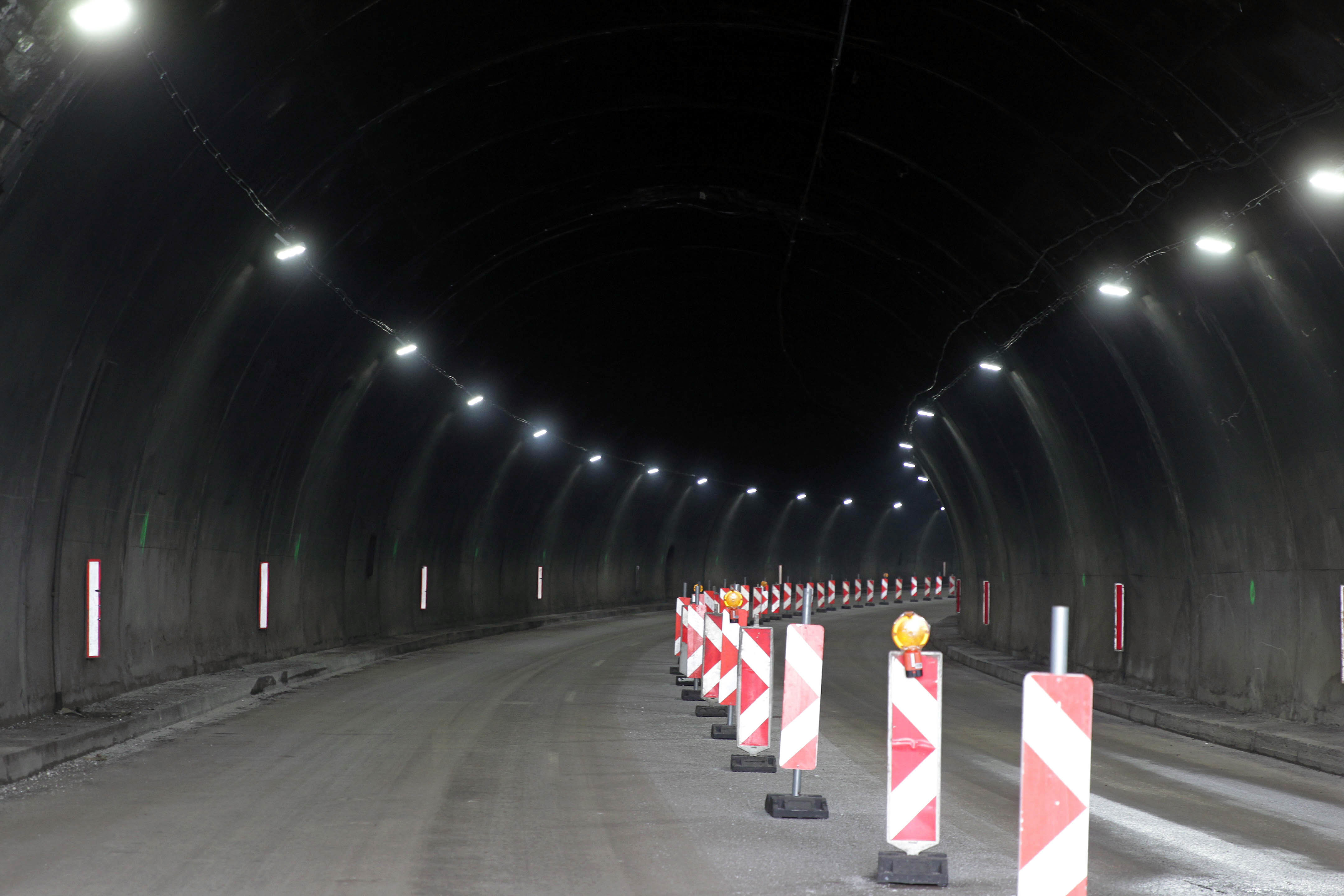 Тунел ”Ечемишка” беше пуснат в движение с новото осветление