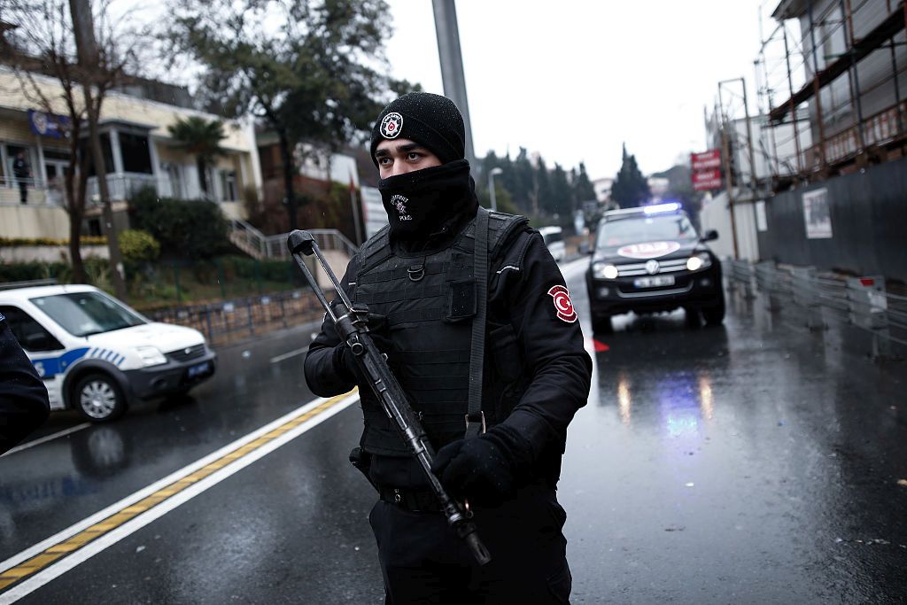 Полицай пред клуб Реина в Истанбул