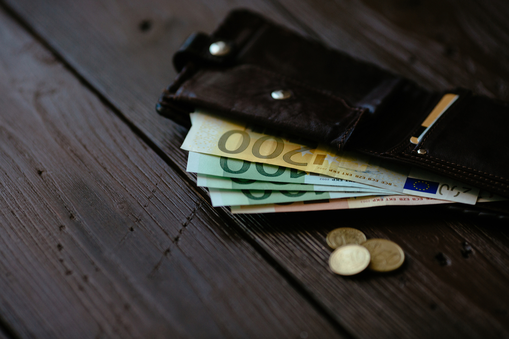 Към 1 януари 2017 година най-ниската месечна заплата, получена в Люксембург, е била 1999 евро, а в България - 235 евро