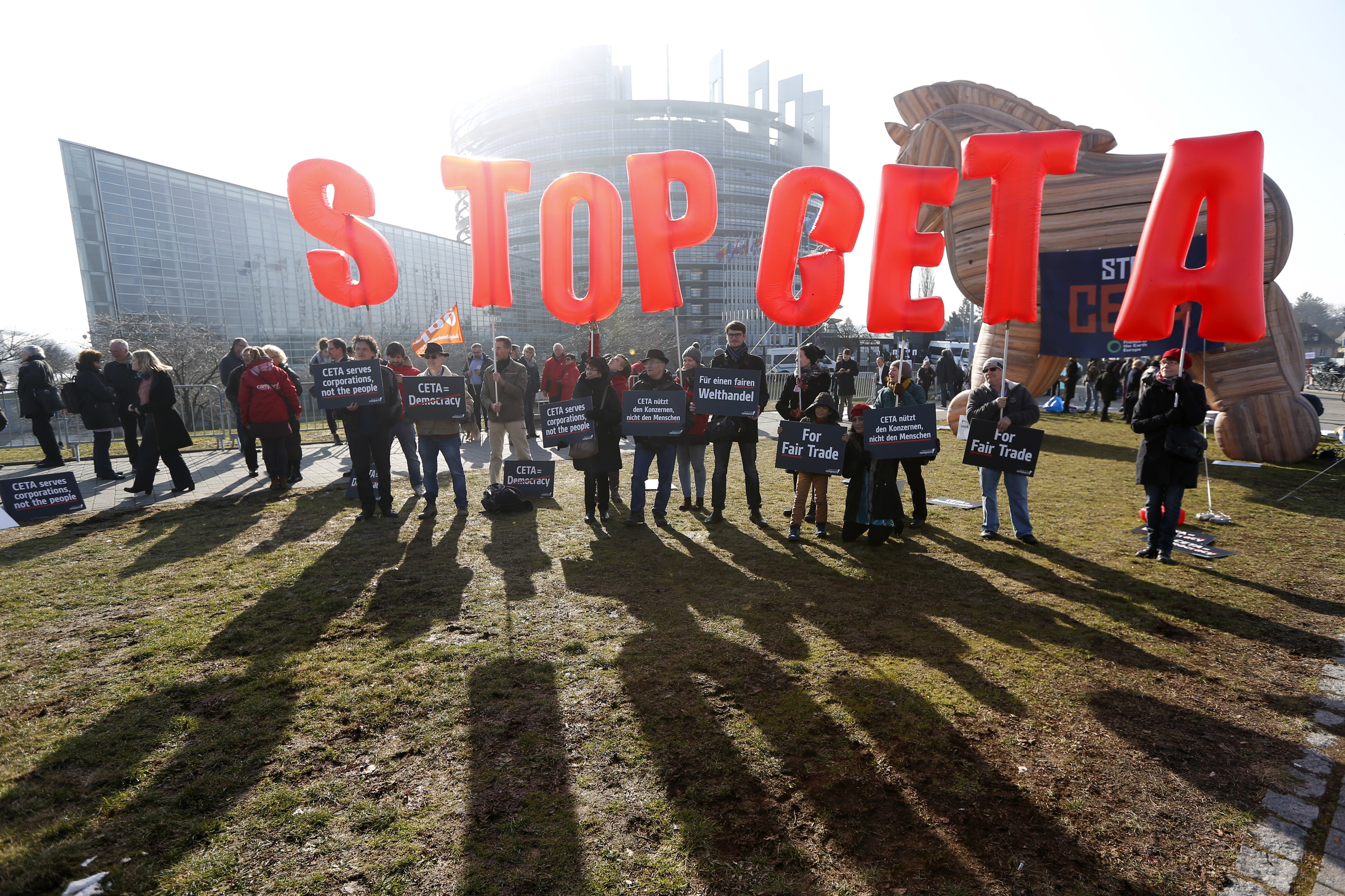 Жива верига пред Европейския парламент срещу СЕТА