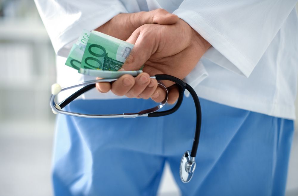 Хванаха румънски лекар, взел 19 подкупа за ден
