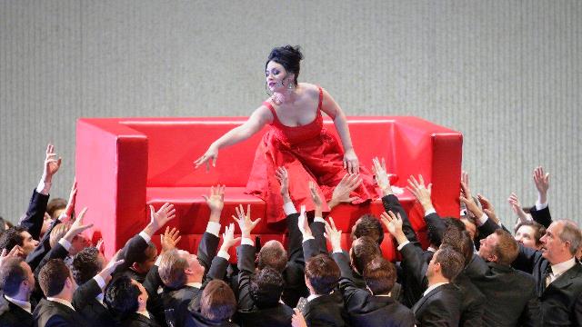 Соня Йончева пее в "Травиата" за българската си публика