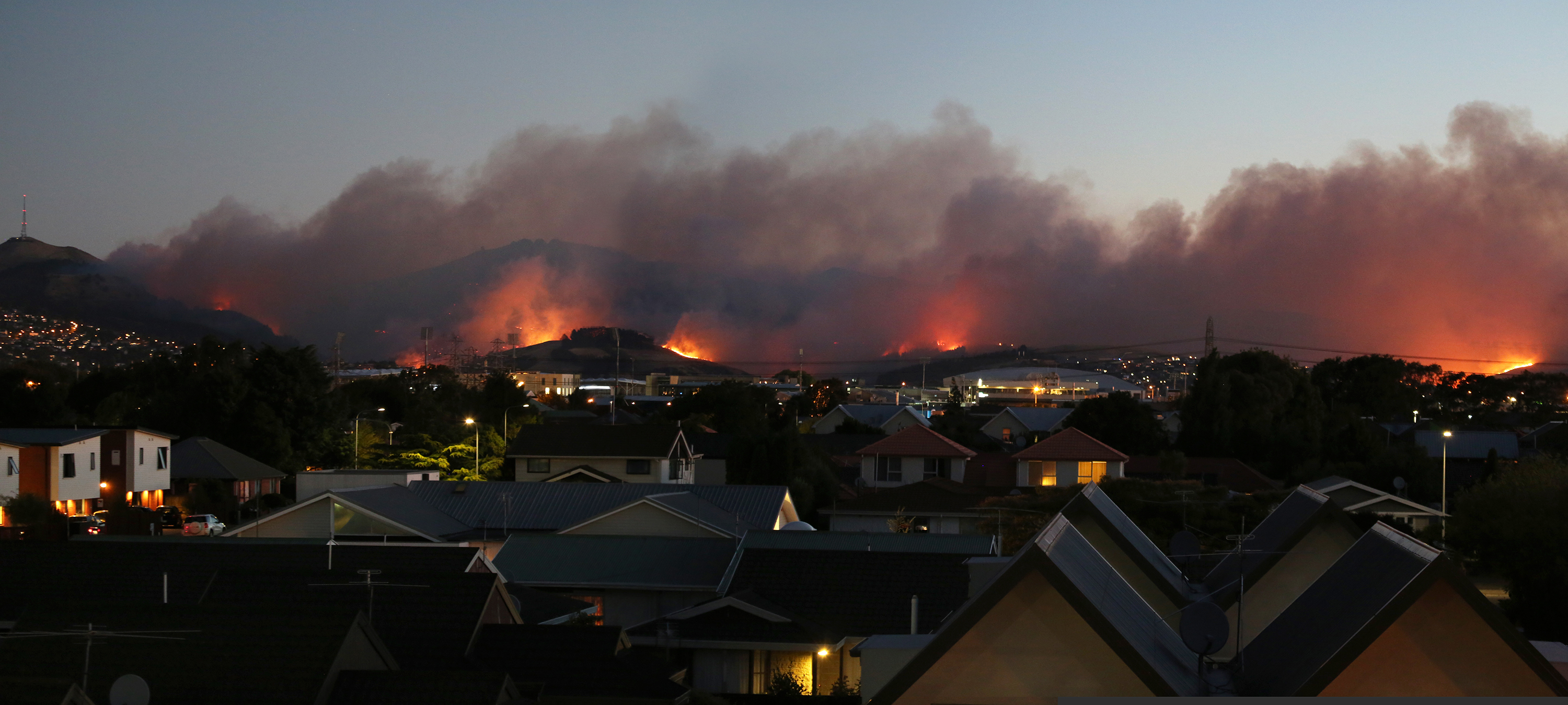 Огромен пожар застрашава град в Нова Зеландия