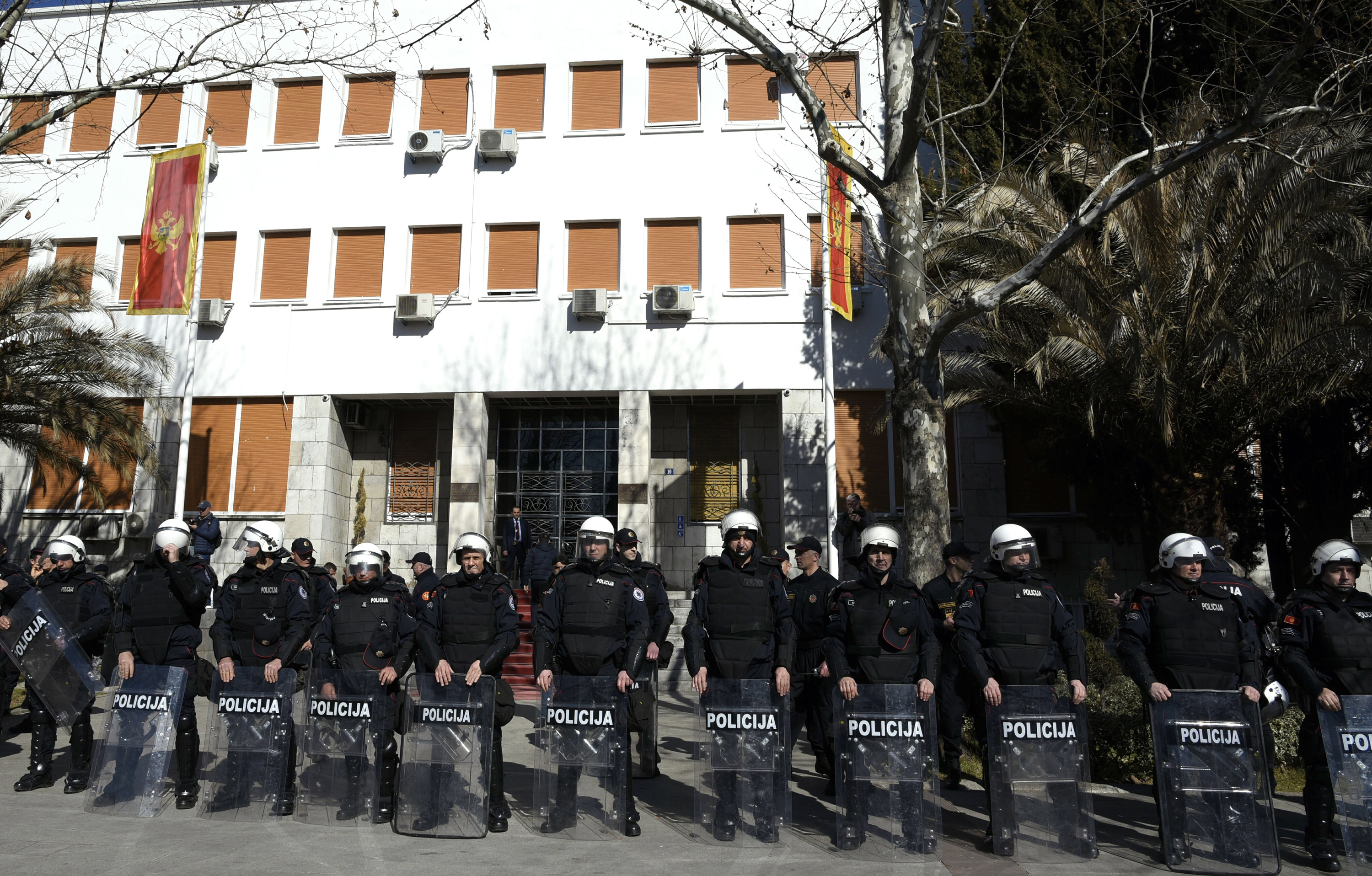 Полиция охранява парламента на Черна гора при една от демонстрациите против членството в НАТО 15 февруари т. г.)