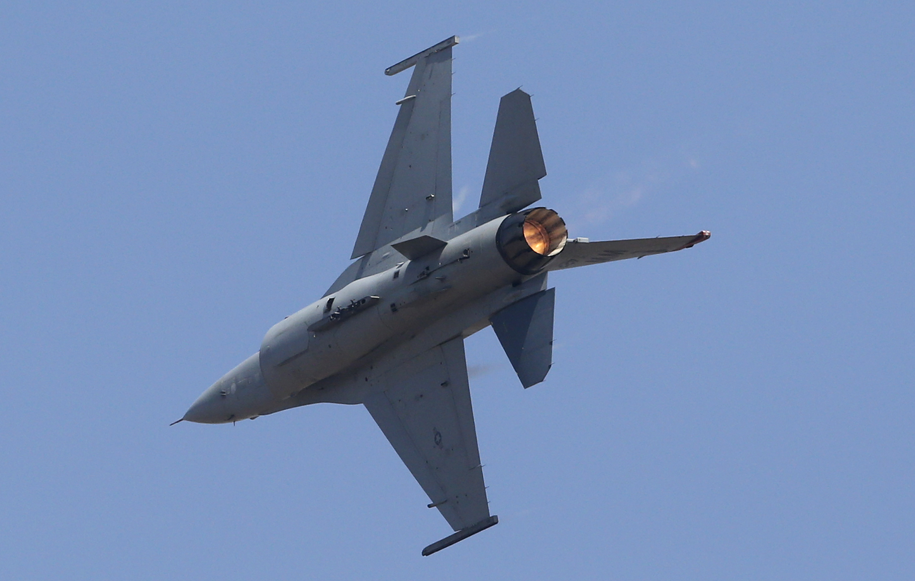 Плевнелиев: На F-16 се закача всичко, а на „Грипен“ не