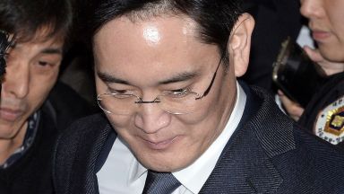 Наследникът на Самсунг ще излезе от затвора под гаранция