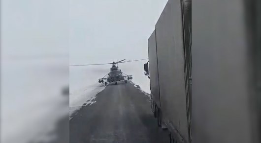Военен пилот кацна на шосе, пита за пътя (видео)