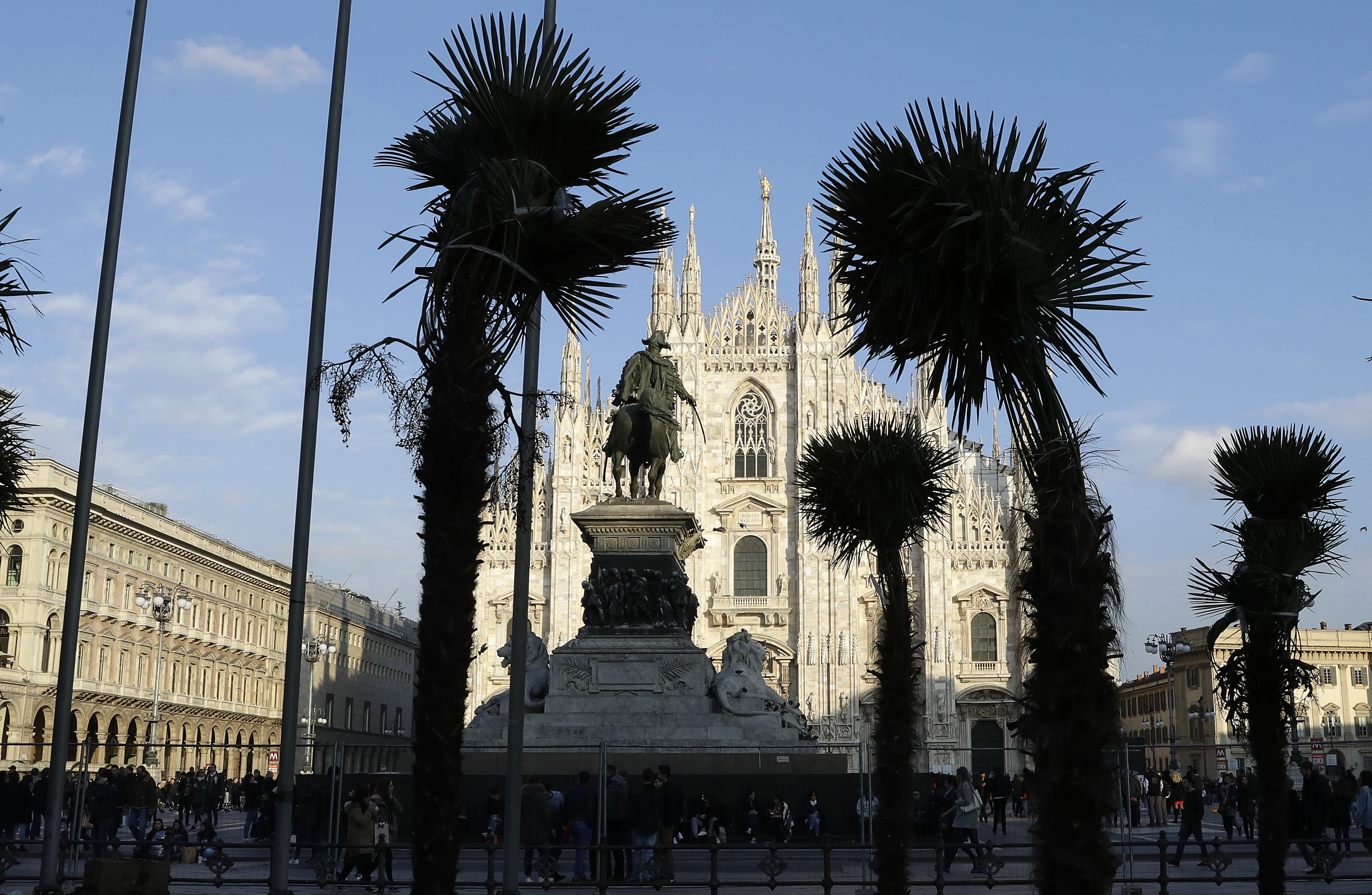 Палмите в Милано са посадени пред готическата катедрала ”Дуомо”