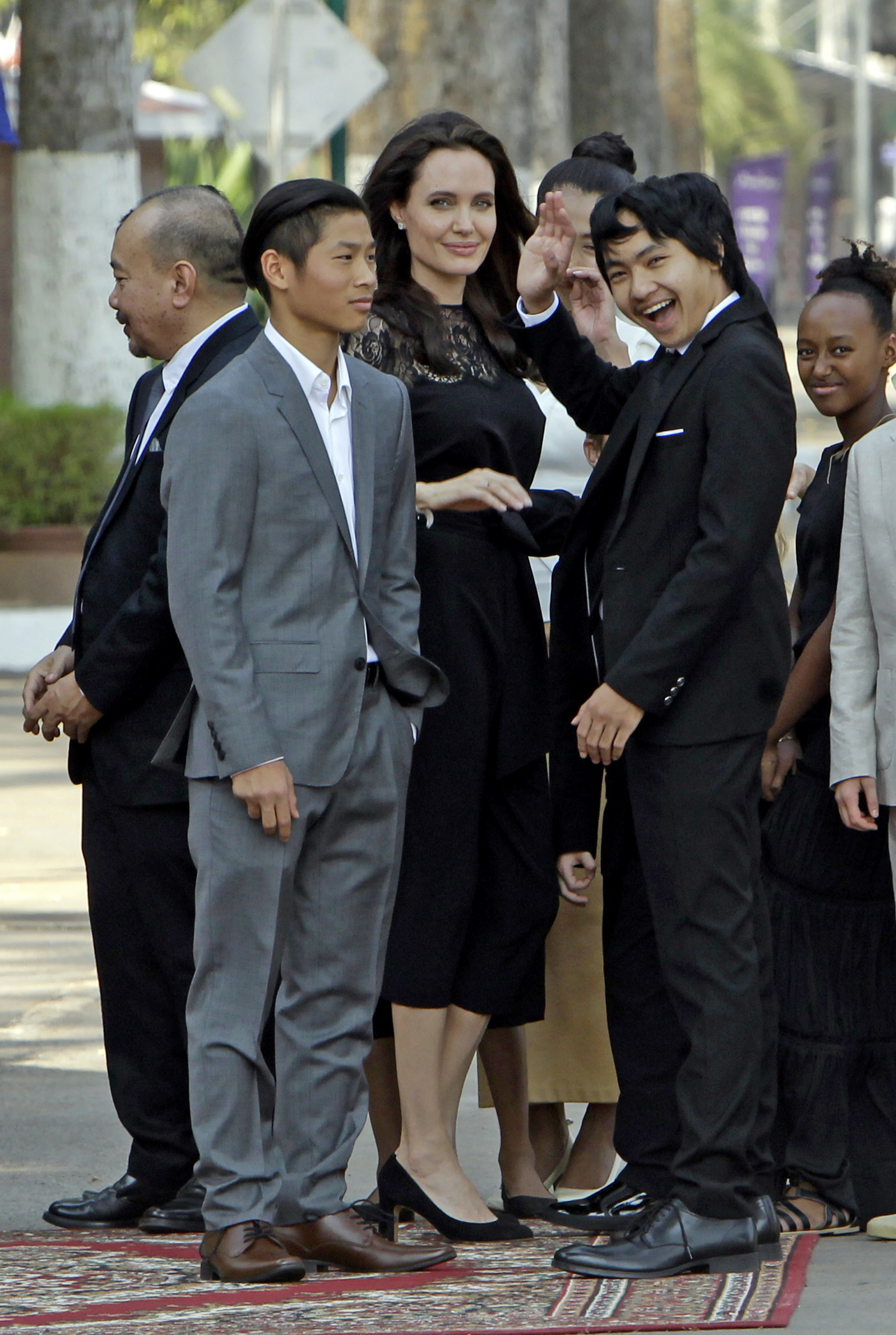 Анджелина Джоли със синовете си Пакс и Мадокс и дъщеря си Захара