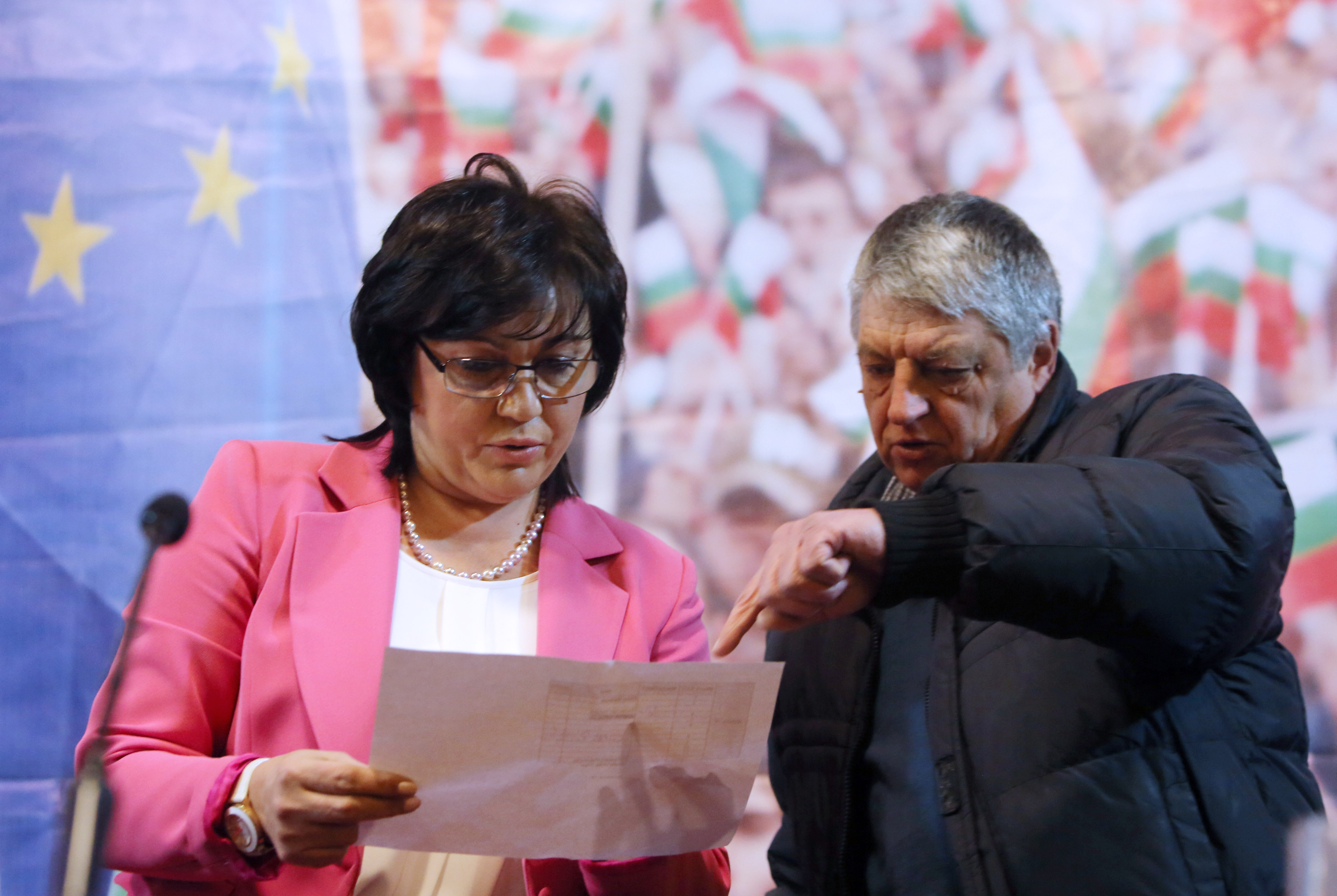 Лидерът на БСП Корнелия Нинова обсъжда листите за предстоящите избори по време на  Националния съвет на БСП
