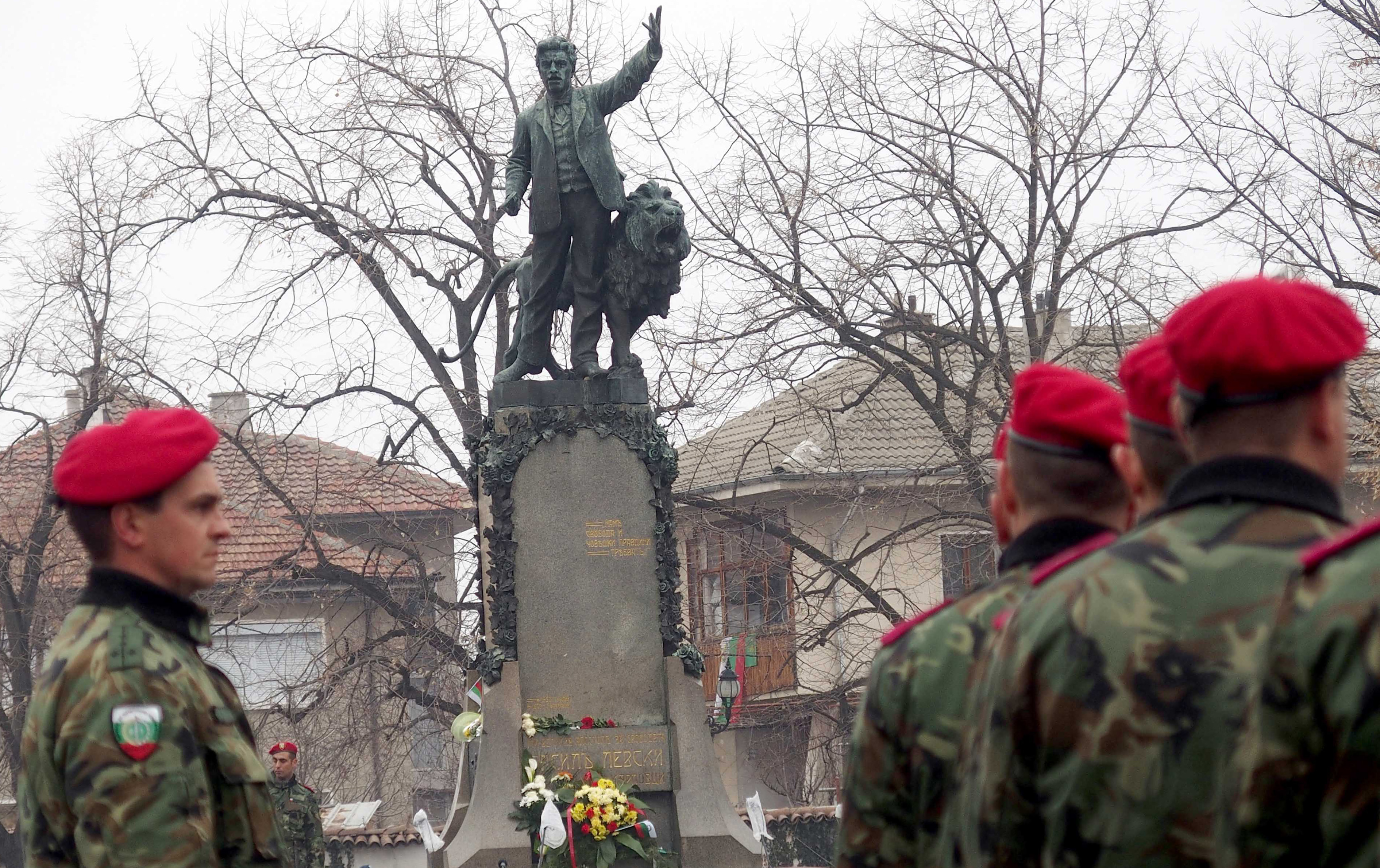 С панихида и митинг поклонение пред паметника на Васил Левски в Карлово беше отбелязана 144-та годишнина от смъртта му