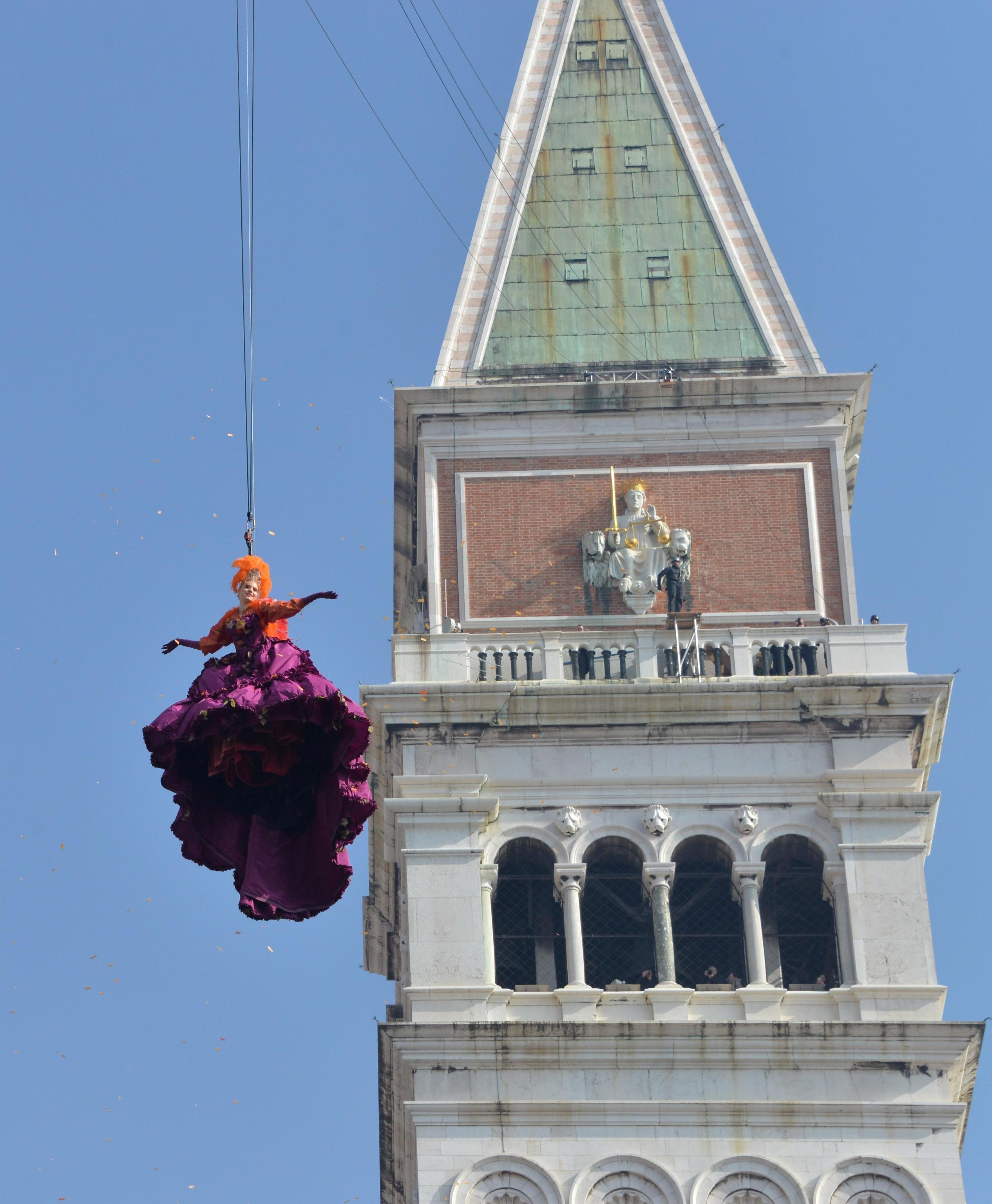 ”Ангелски полет” над карнавала във Венеция