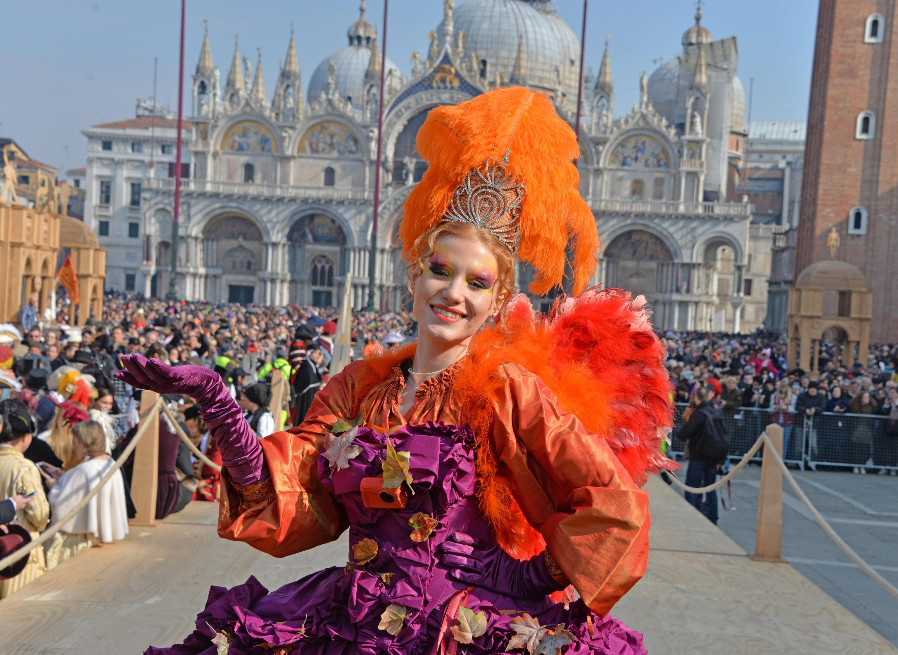 Участничка в тазгодишния карнавал във Венеция