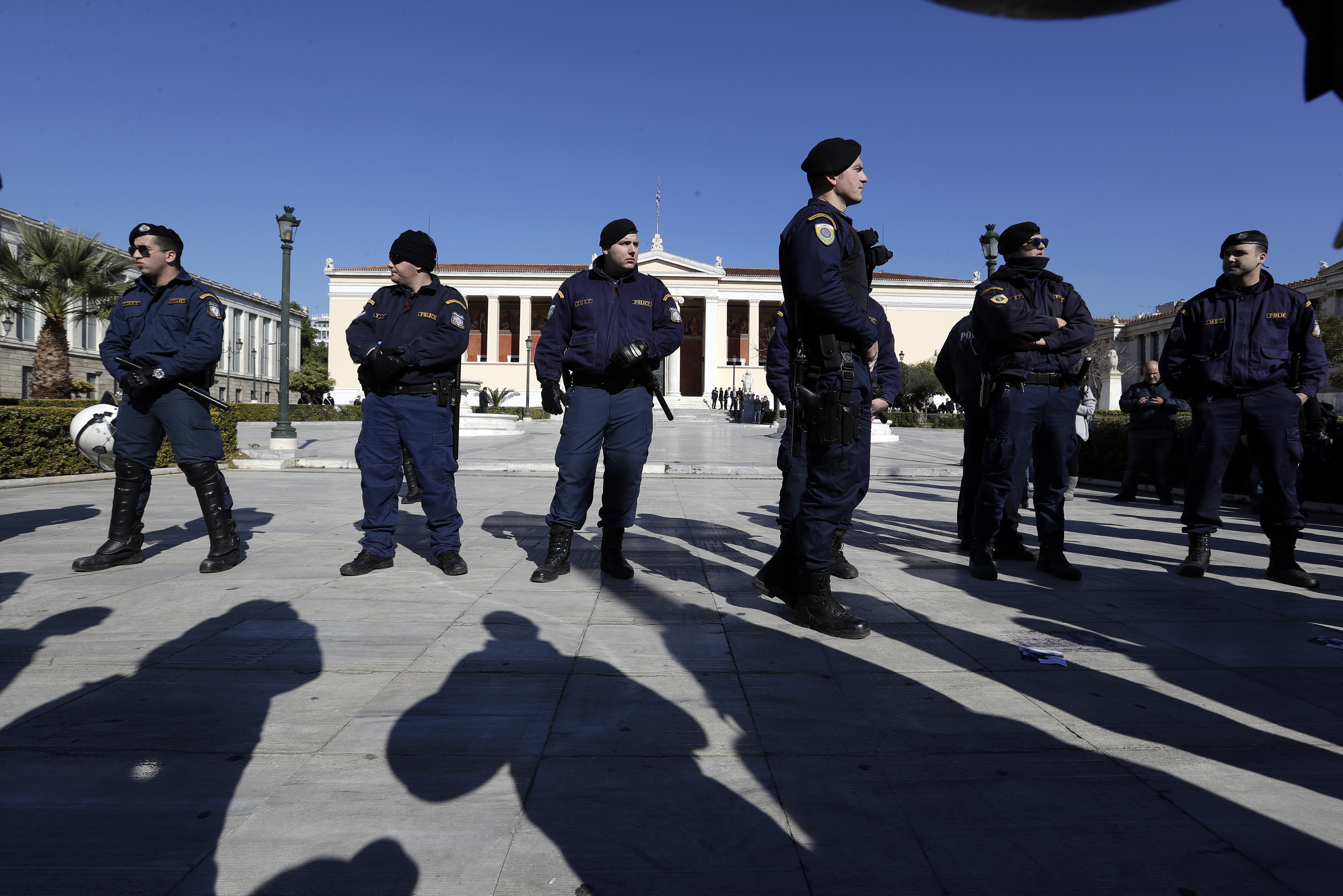 Връщат високите заплати на полицаи и военни в Гърция