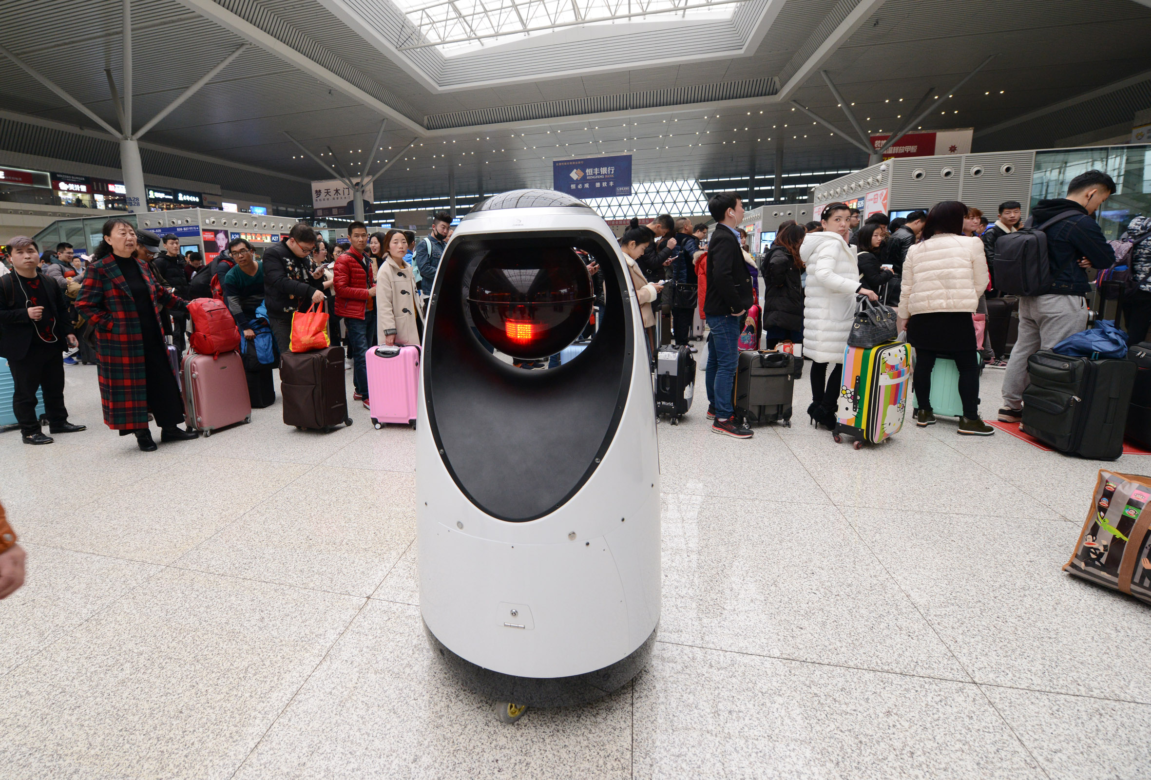 Робот-полицай ще пази китайските гари