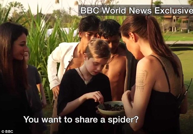 Анджелина Джоли предлага татантули на децата си Шайло, Мадокс и Пакс