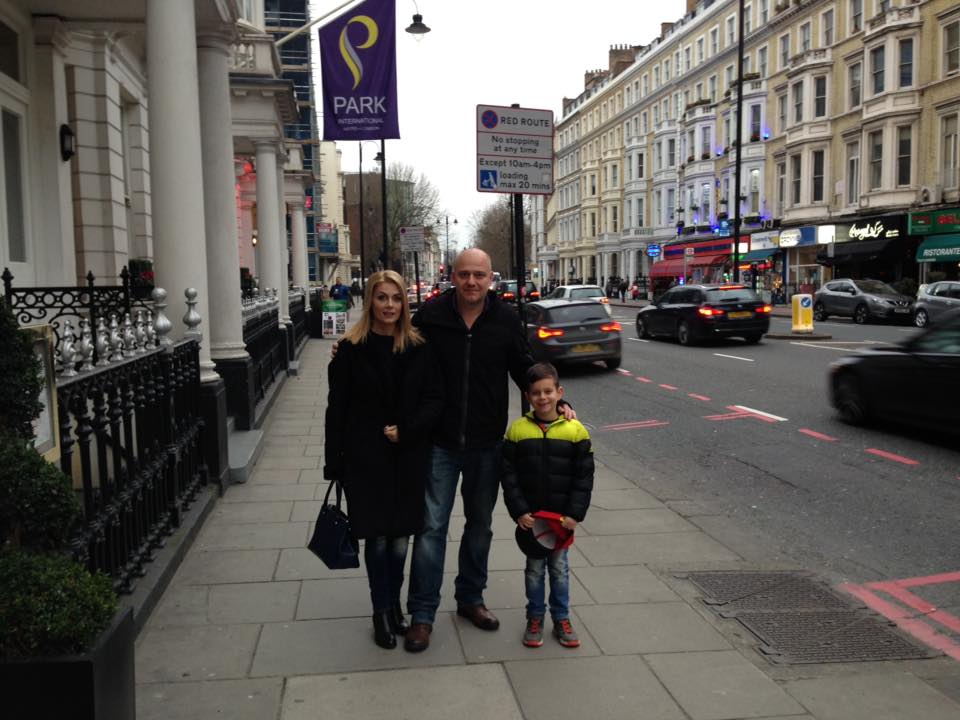 Венета Райкова със съпруга си и сина си в Лондон
