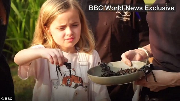 Джоли сготви на децата си тарантули и скорпиони