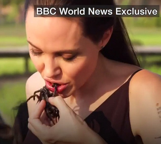 Анджелина Джоли сготви и яде тарантули и скорпиони в Камбоджа