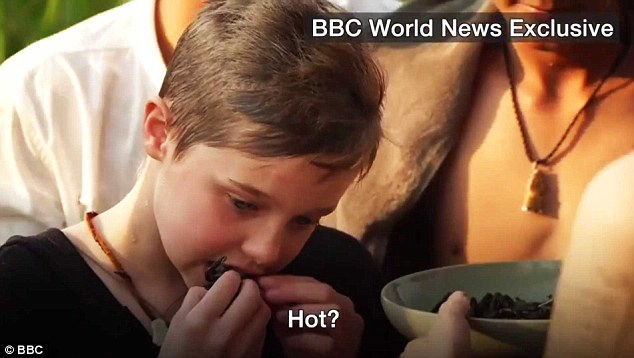 Синът на Анджелина Джоли - Шайло, яде тарантула в Камбоджа