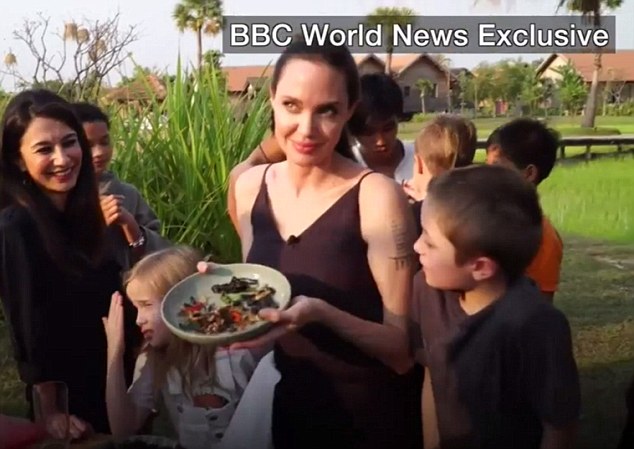 Анджелина Джоли сготви и яде с децата си тарантули и скорпиони в Камбоджа
