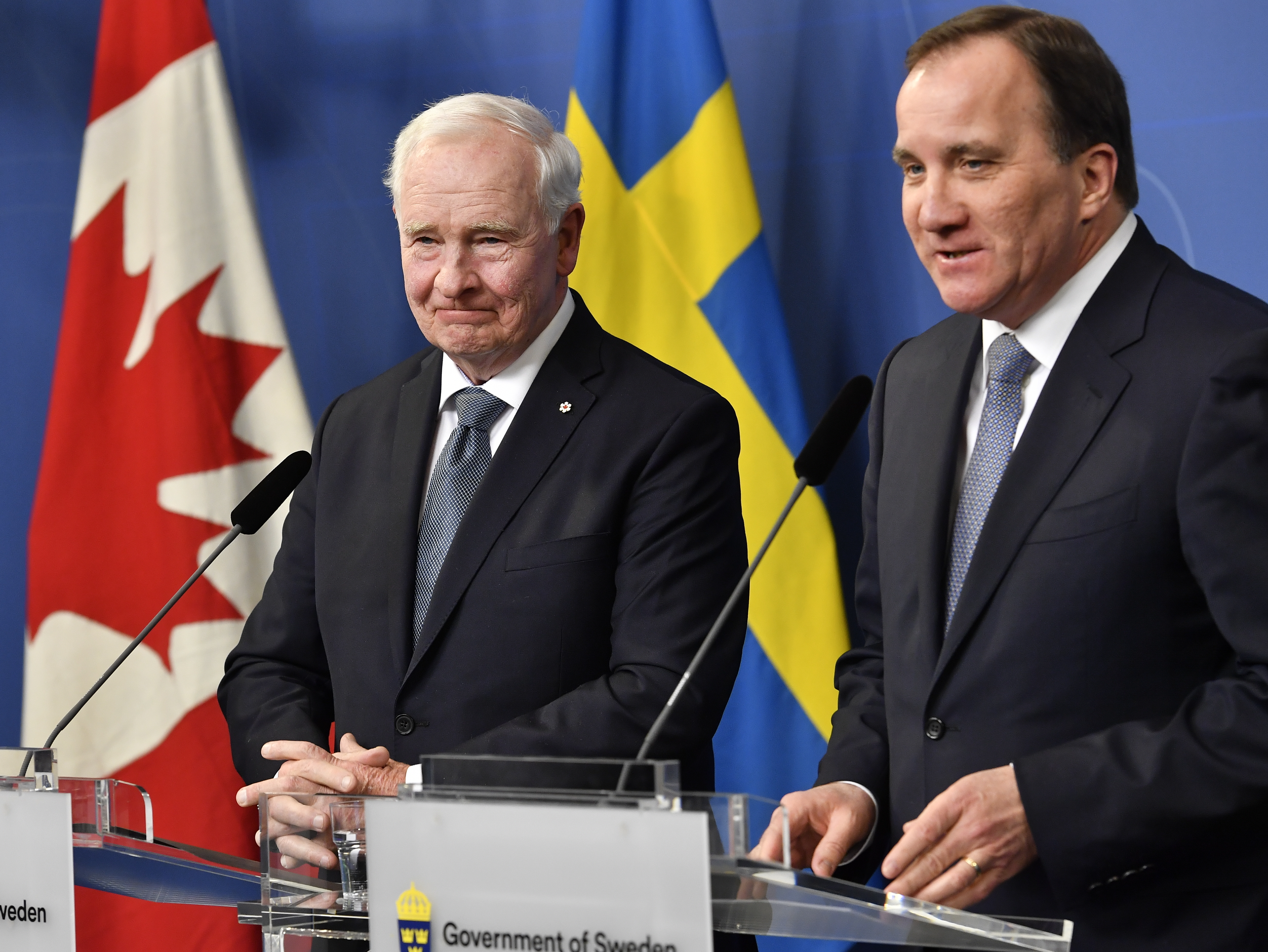 Премиерът на Швеция Стефан Льовен (вдясно) изрази учудване от Тръмп на пресконеференция със свой канадски гост