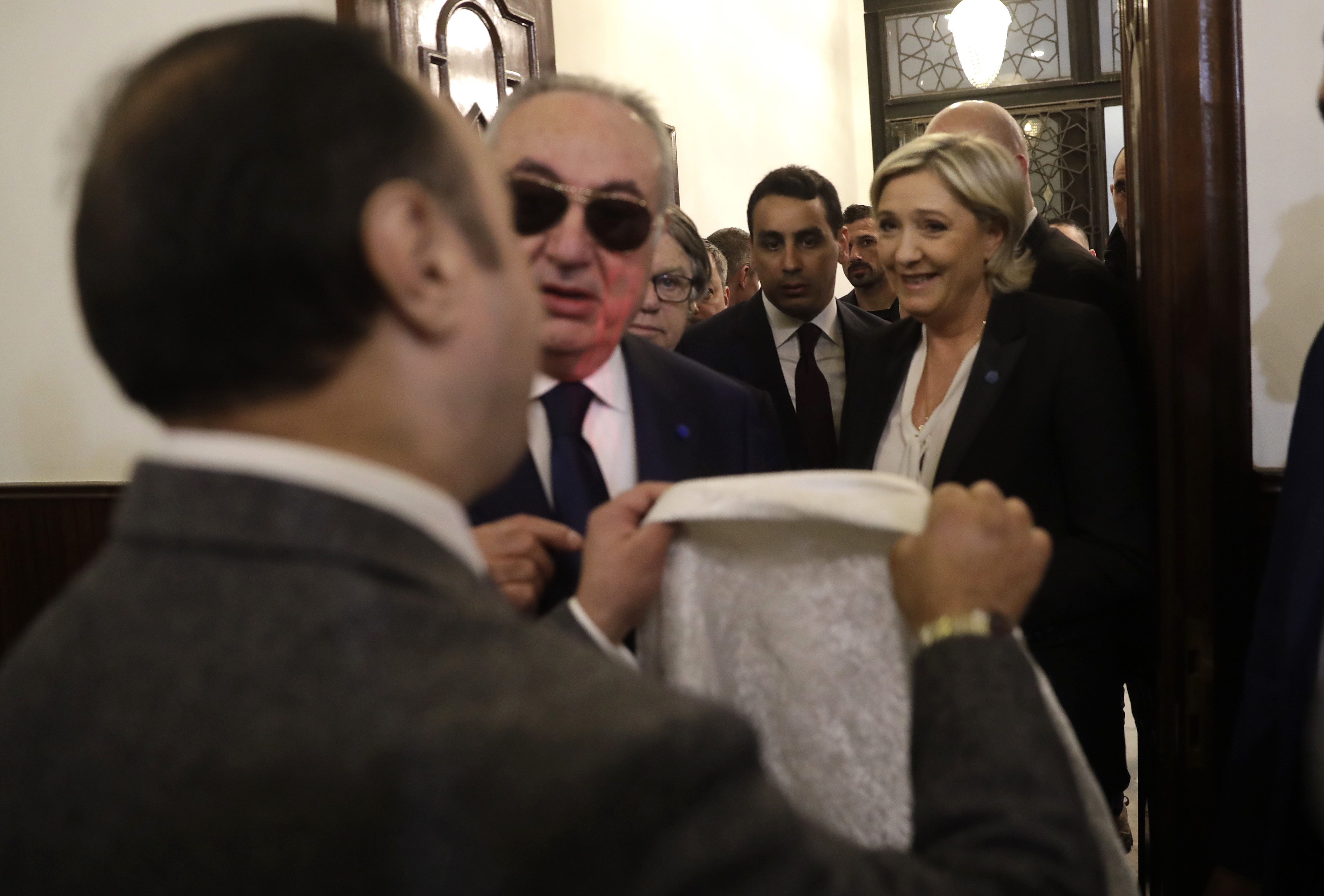 Помощник на великия мюфтия на Бейрут  Абделлатиф Дериан предлага на Марин льо Пен, було, което тя ще откаже