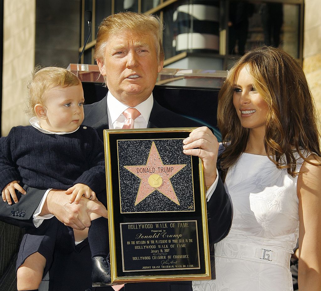 Доналд Тръмп получи звезда на Алеята на славата през 2007 г., придружен от Мелания и Барън