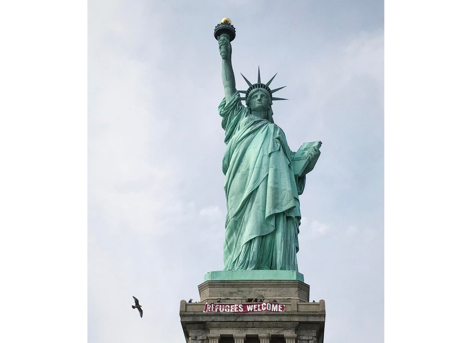Статуята на Свободата приветства бежанците с ”Добре дошли”