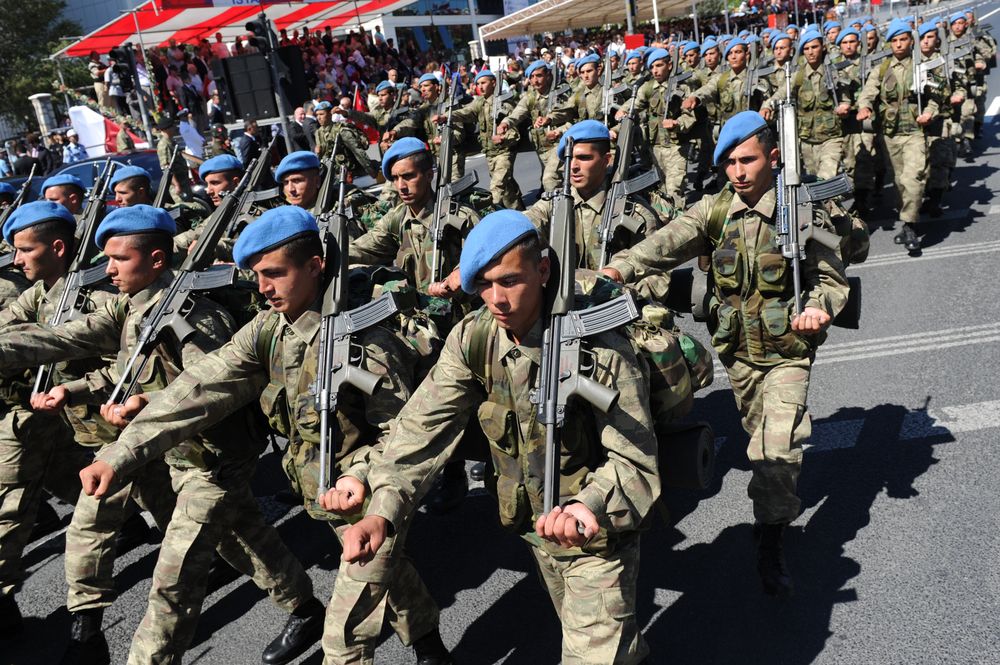Жените в турската армия вече със забрадки
