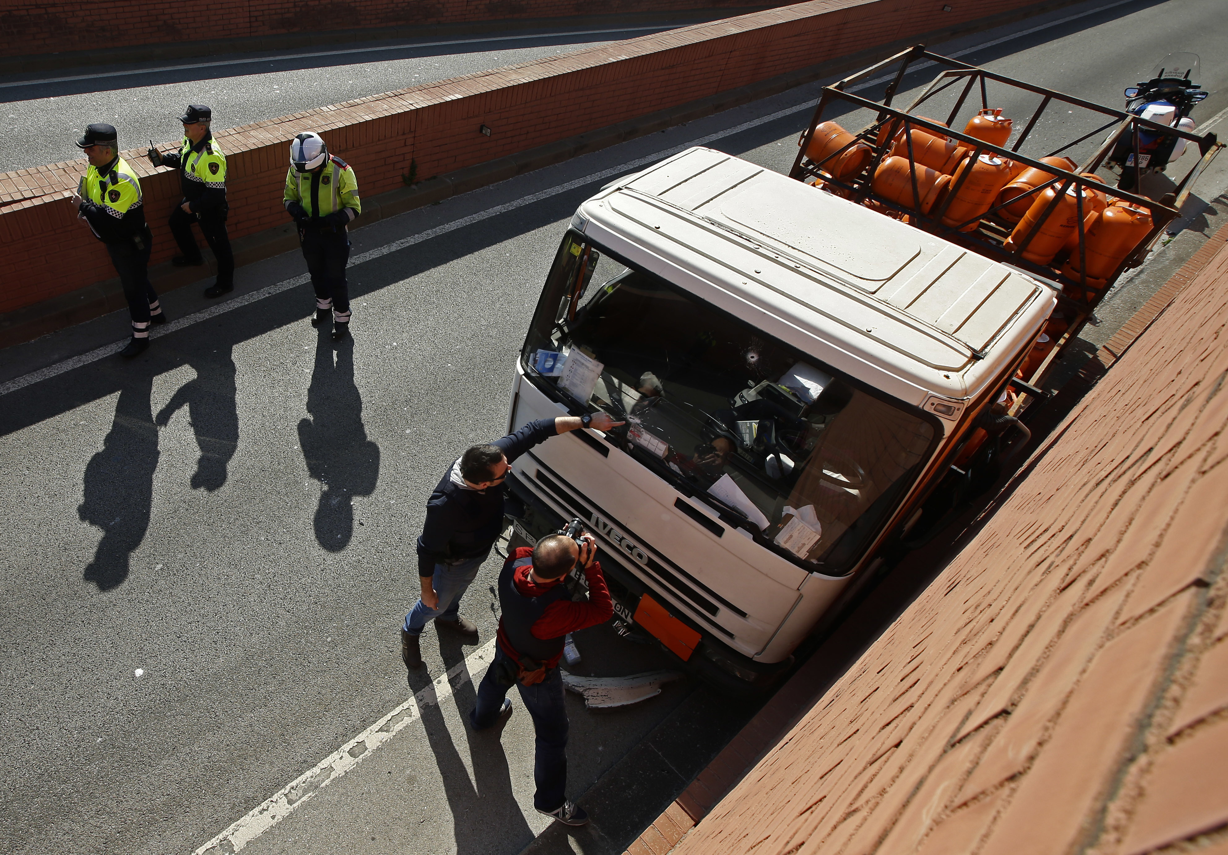 Камионът, откраднат от неадекватен швед в Барселона,  спрял в стена
