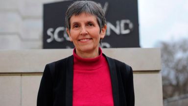 Началникът на лондонската полиция Кресида Дик ще се оттегли от