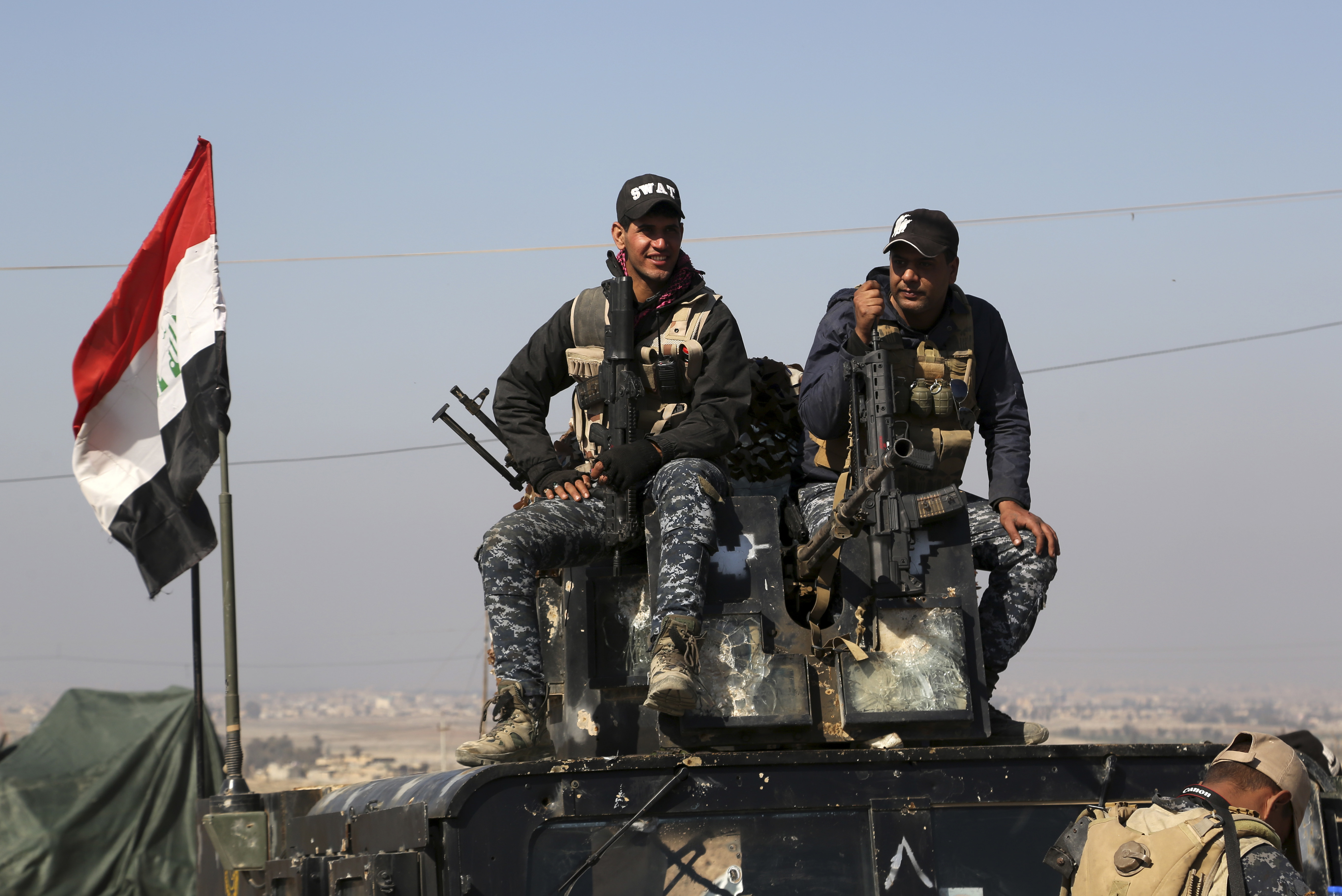 Иракски войници след превземането на град Абу Саиф, западно от Мосул, на 22 февруари