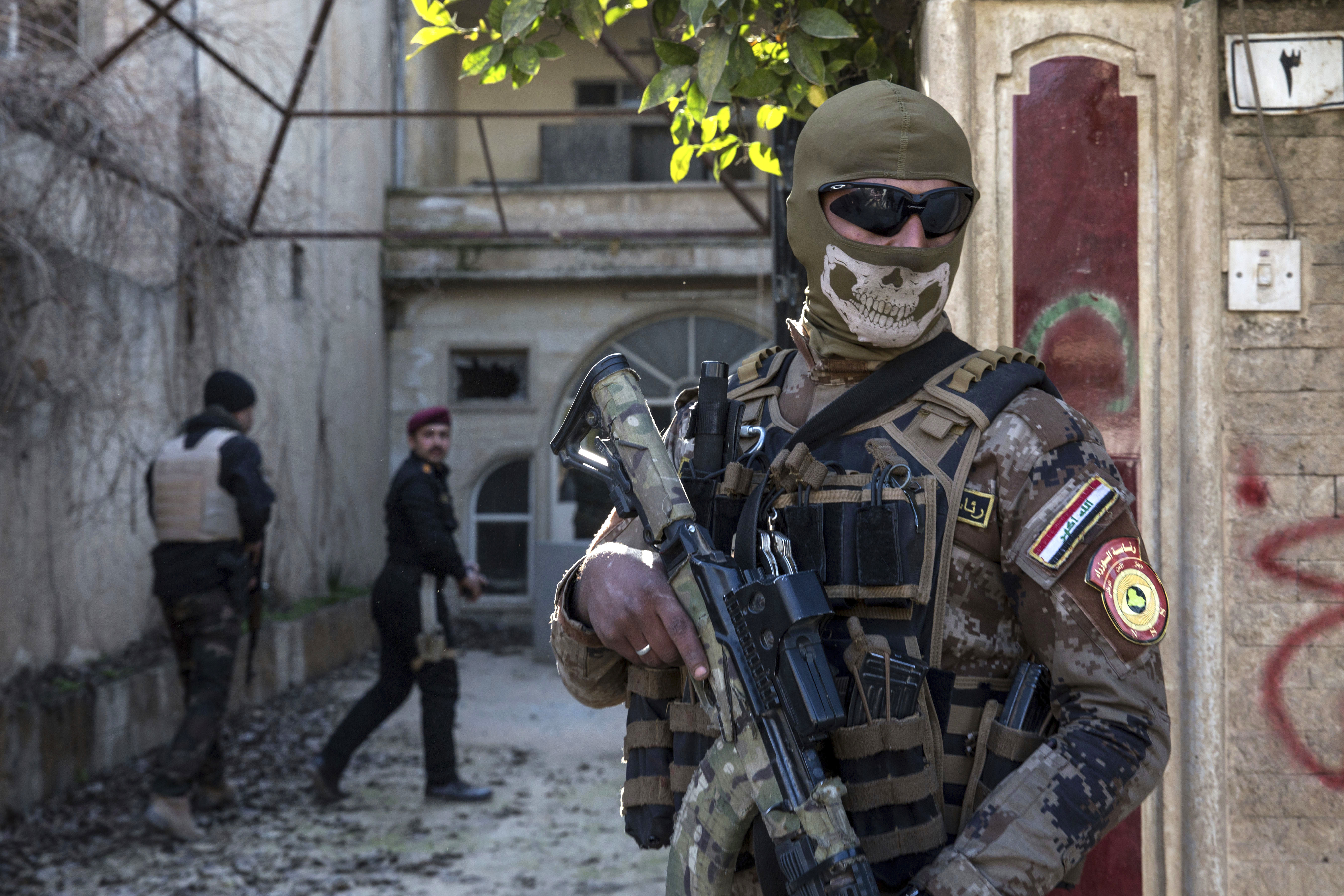 Маскиран иракски офицер по време на атаката срещу Ислямска държава в Мосул